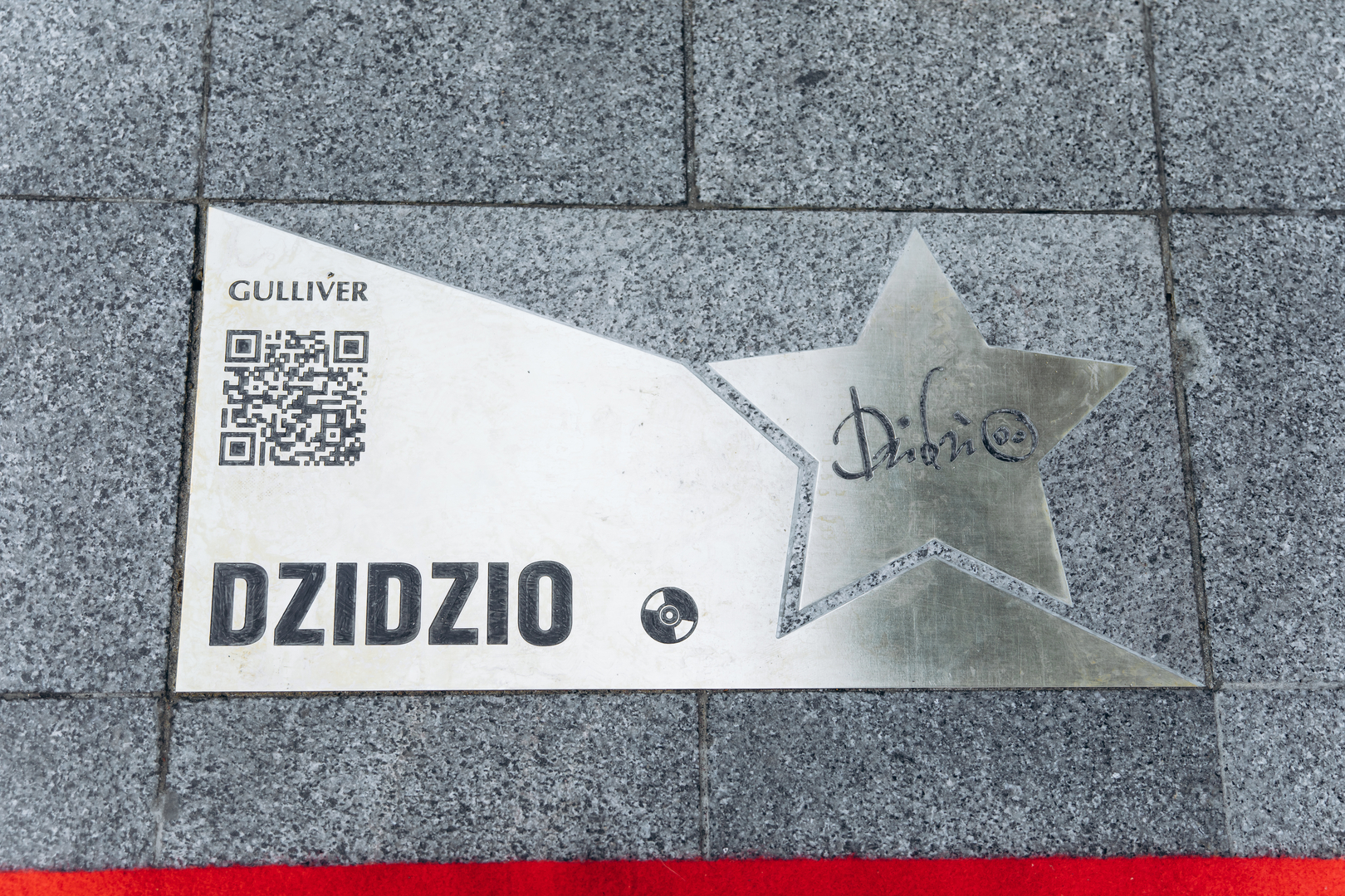 Запалили зірку DZIDZIO на Площі Зірок image-21 Запалили зірку DZIDZIO на Площі Зірок image-21
