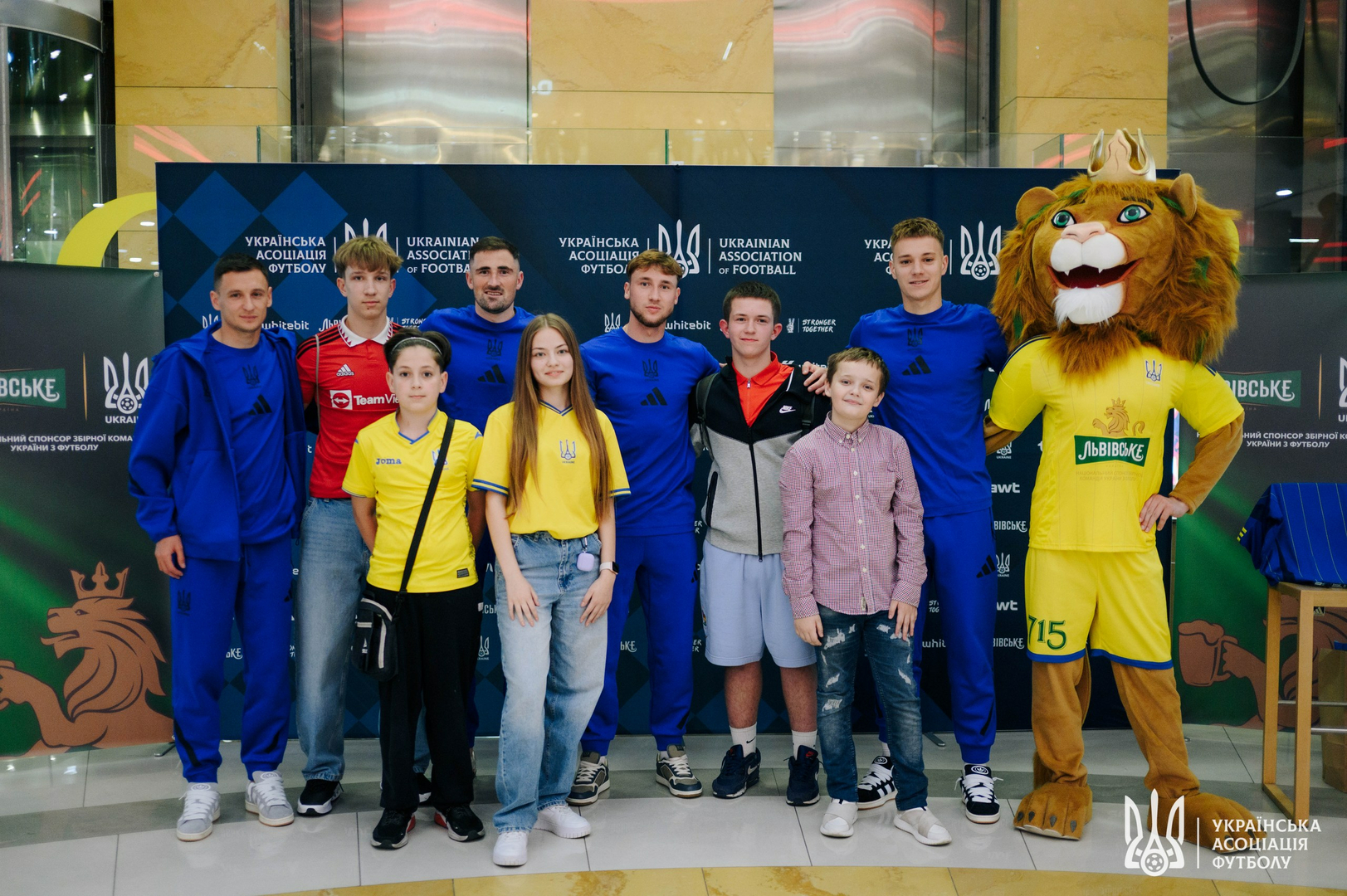 Фото зі зустріч уболівальників із гравцями національної збірної України image-2