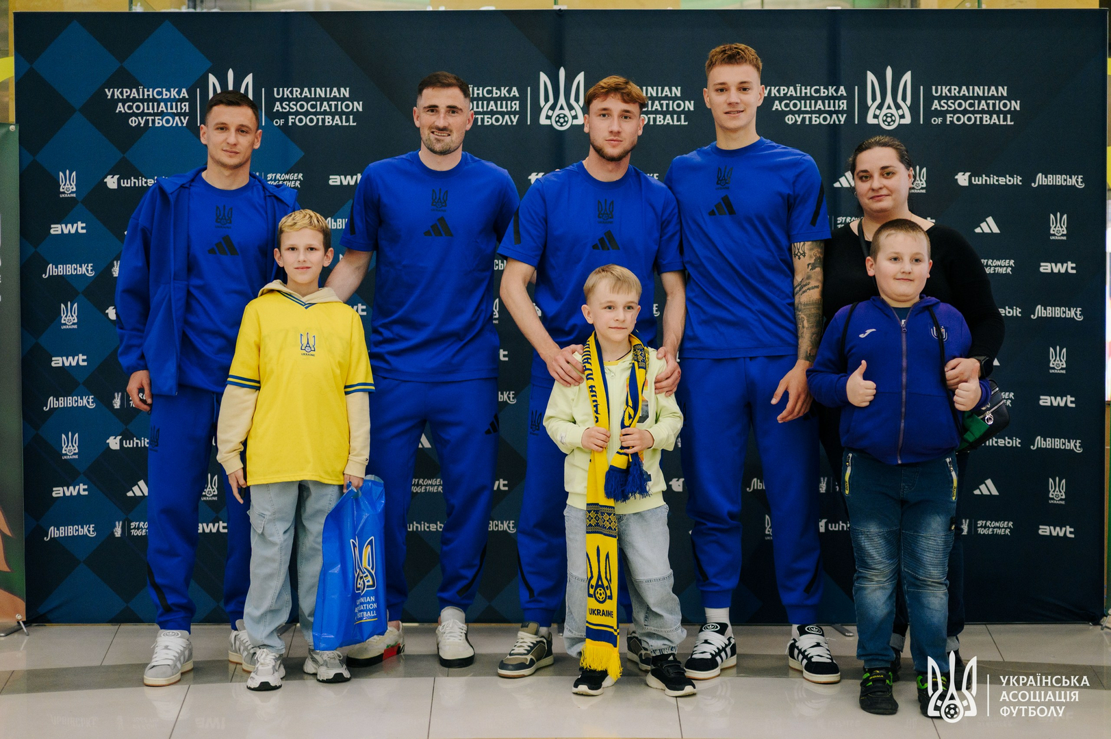 Фото зі зустріч уболівальників із гравцями національної збірної України image-3