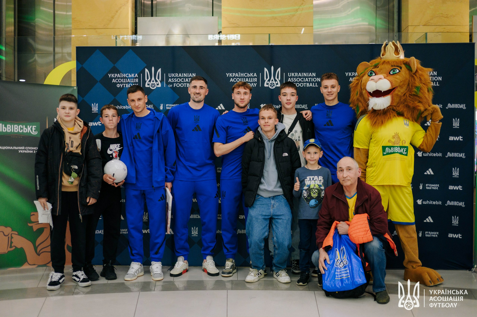 Фото зі зустріч уболівальників із гравцями національної збірної України image-5