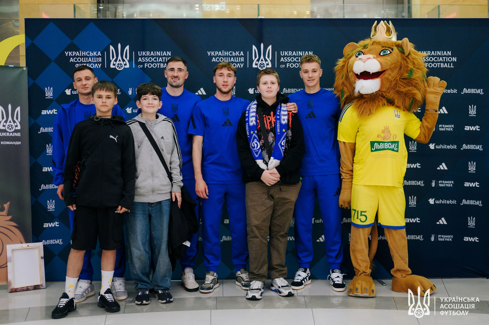 Фото зі зустріч уболівальників із гравцями національної збірної України image-7
