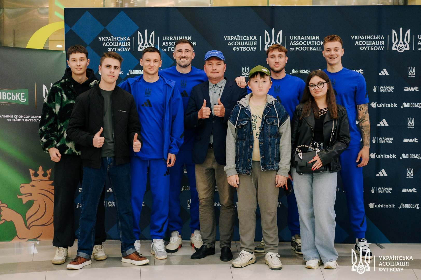 Фото зі зустріч уболівальників із гравцями національної збірної України image-8