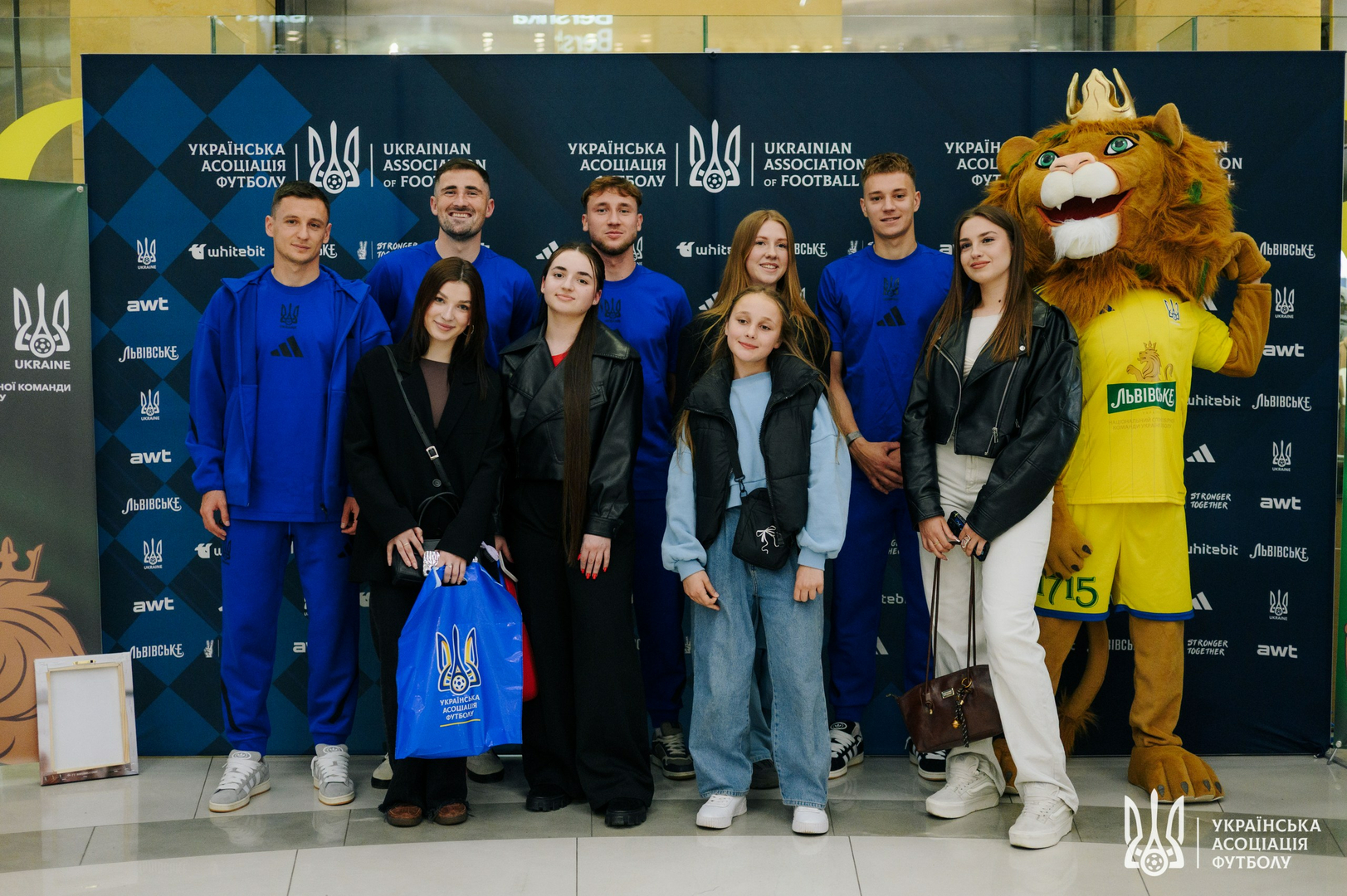 Фото зі зустріч уболівальників із гравцями національної збірної України image-10