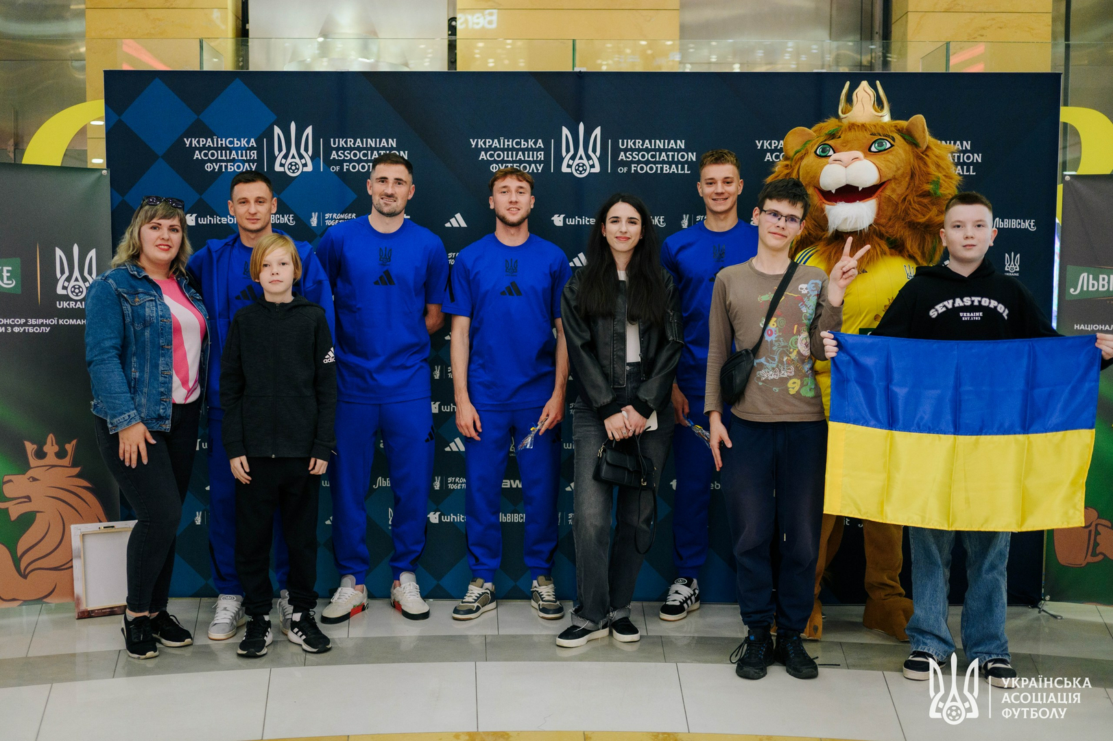 Фото зі зустріч уболівальників із гравцями національної збірної України image-11