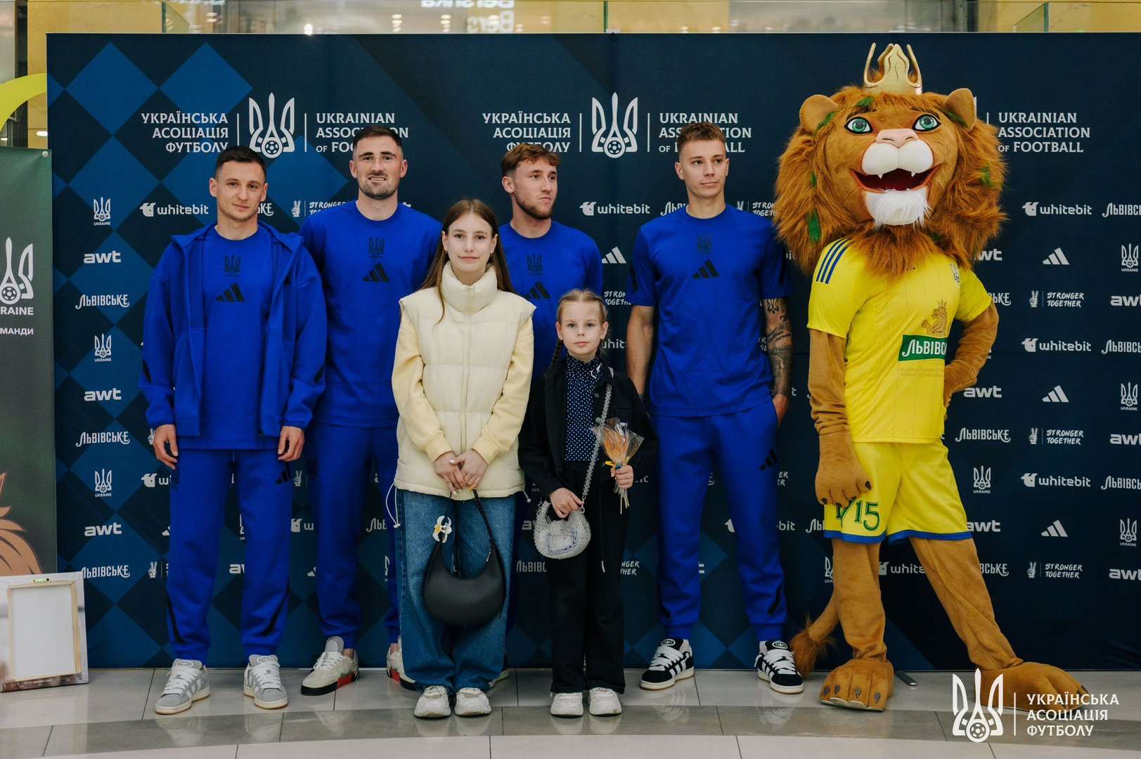 Фото зі зустріч уболівальників із гравцями національної збірної України image-12