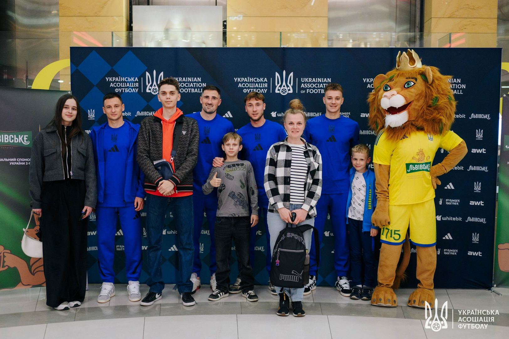 Фото зі зустріч уболівальників із гравцями національної збірної України image-16