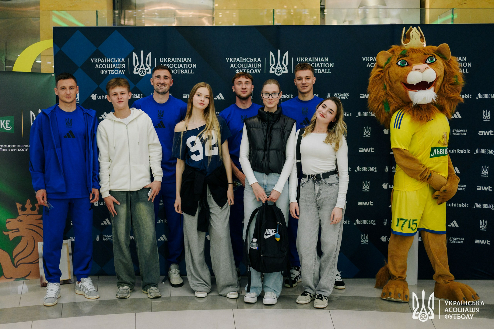 Фото зі зустріч уболівальників із гравцями національної збірної України image-19