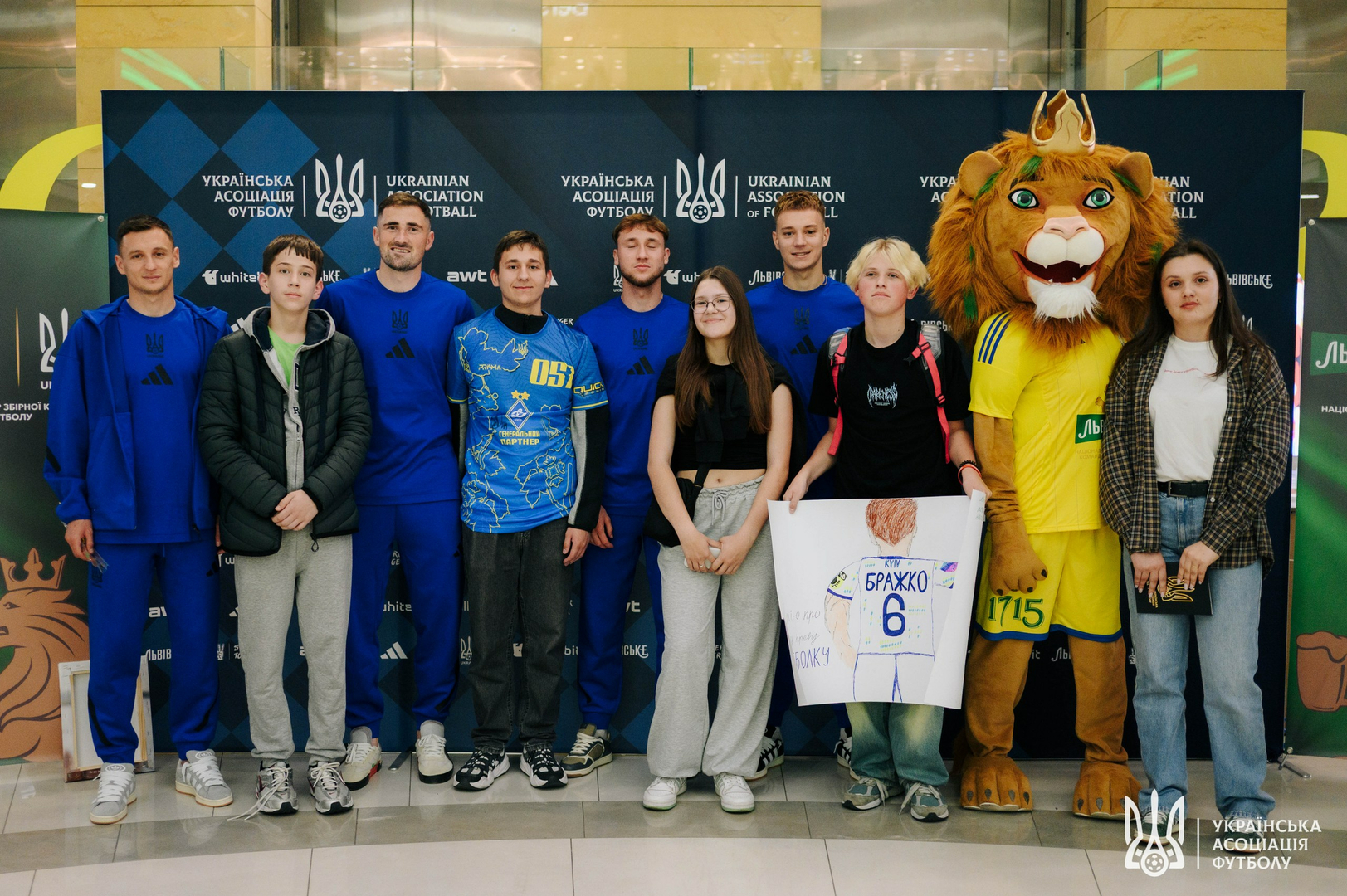 Фото зі зустріч уболівальників із гравцями національної збірної України image-20