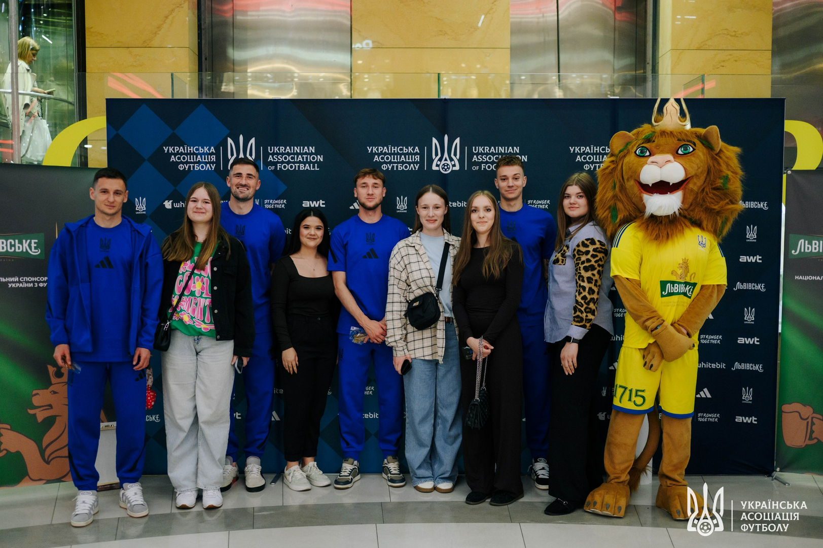 Фото зі зустріч уболівальників із гравцями національної збірної України image-21