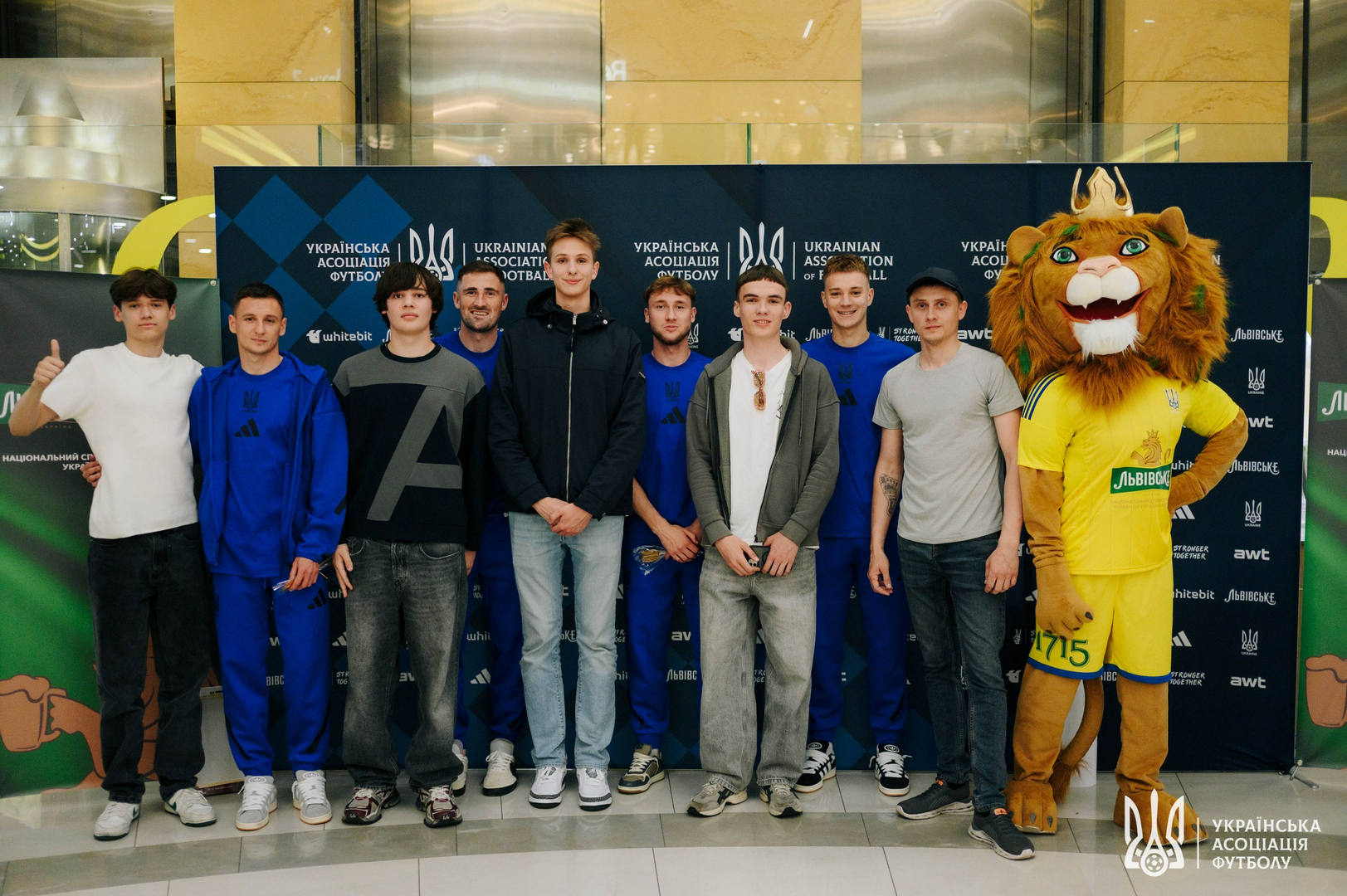 Фото зі зустріч уболівальників із гравцями національної збірної України image-24