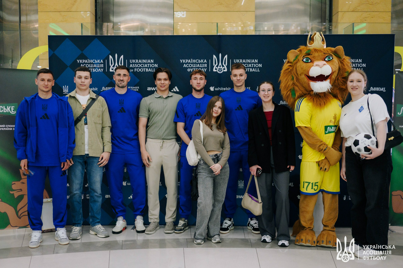 Фото зі зустріч уболівальників із гравцями національної збірної України image-23