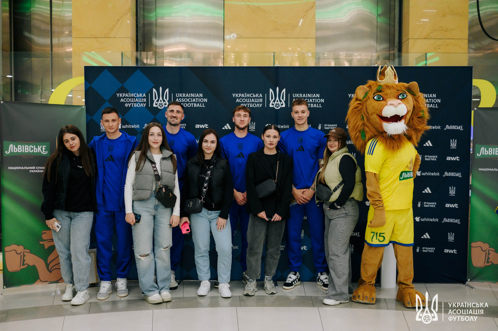 Фото зі зустріч уболівальників із гравцями національної збірної України image-25