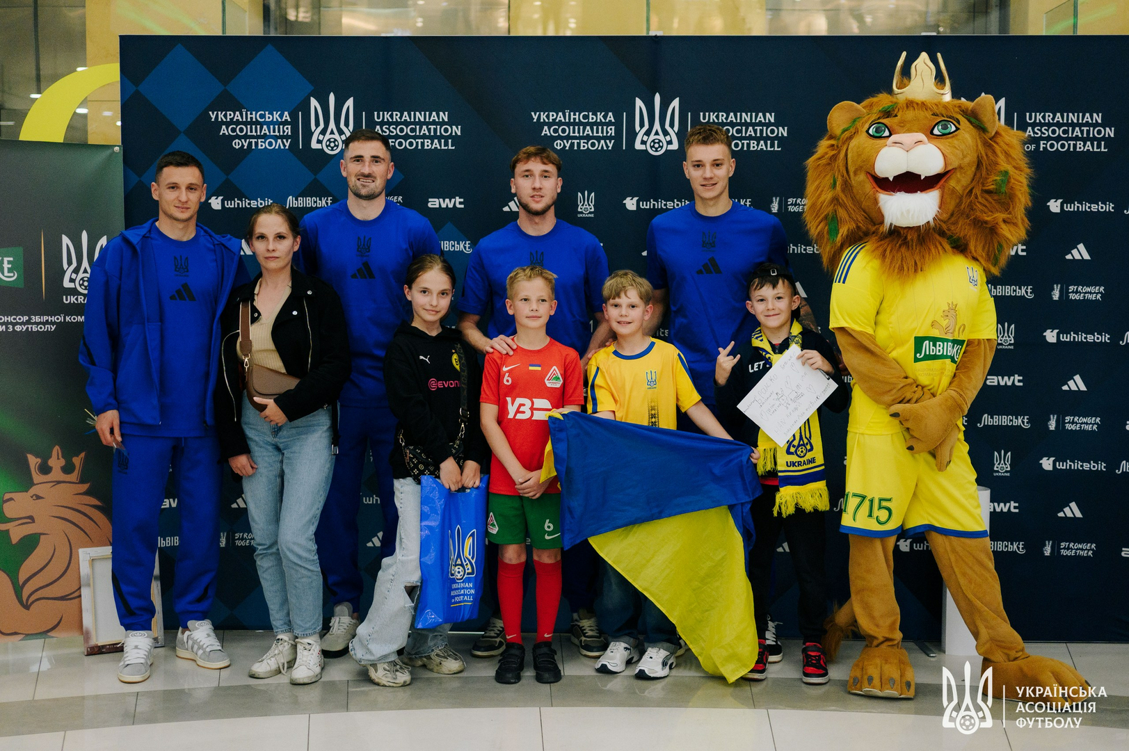 Фото зі зустріч уболівальників із гравцями національної збірної України image-26