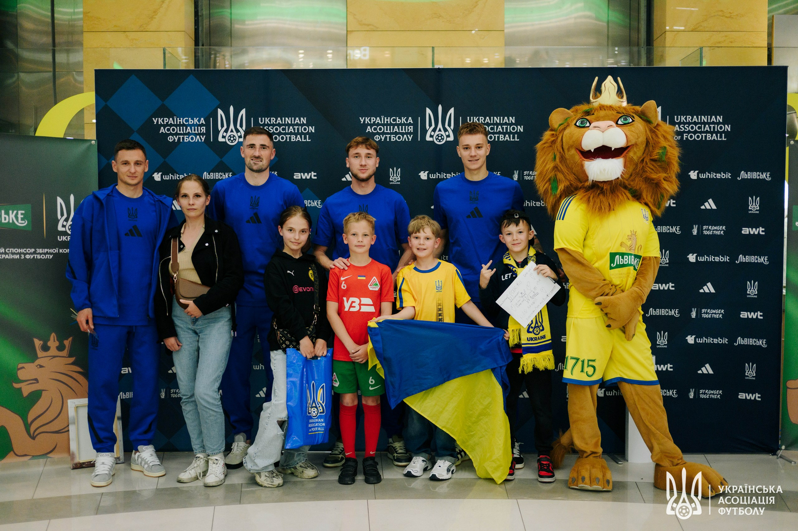 Фото зі зустріч уболівальників із гравцями національної збірної України image-27