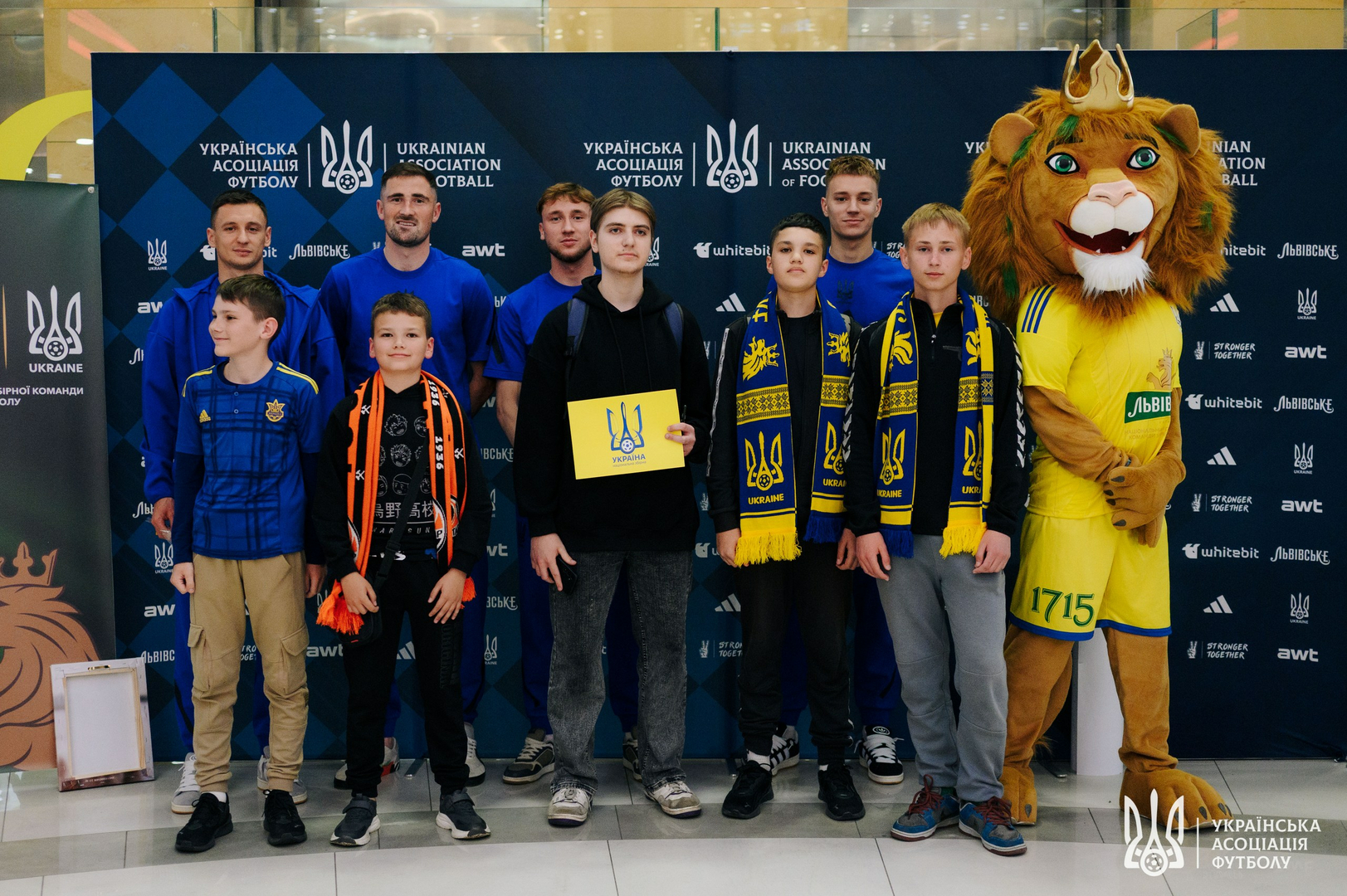 Фото зі зустріч уболівальників із гравцями національної збірної України image-29