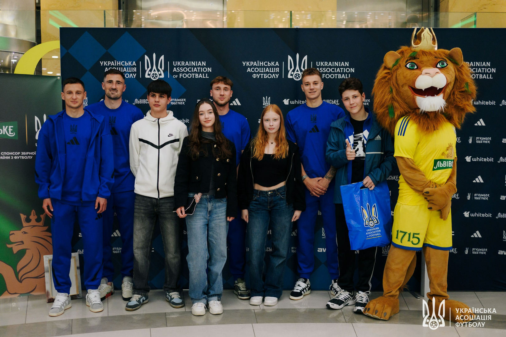 Фото зі зустріч уболівальників із гравцями національної збірної України image-35
