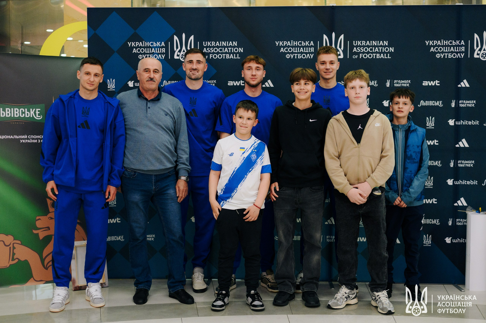 Фото зі зустріч уболівальників із гравцями національної збірної України image-40