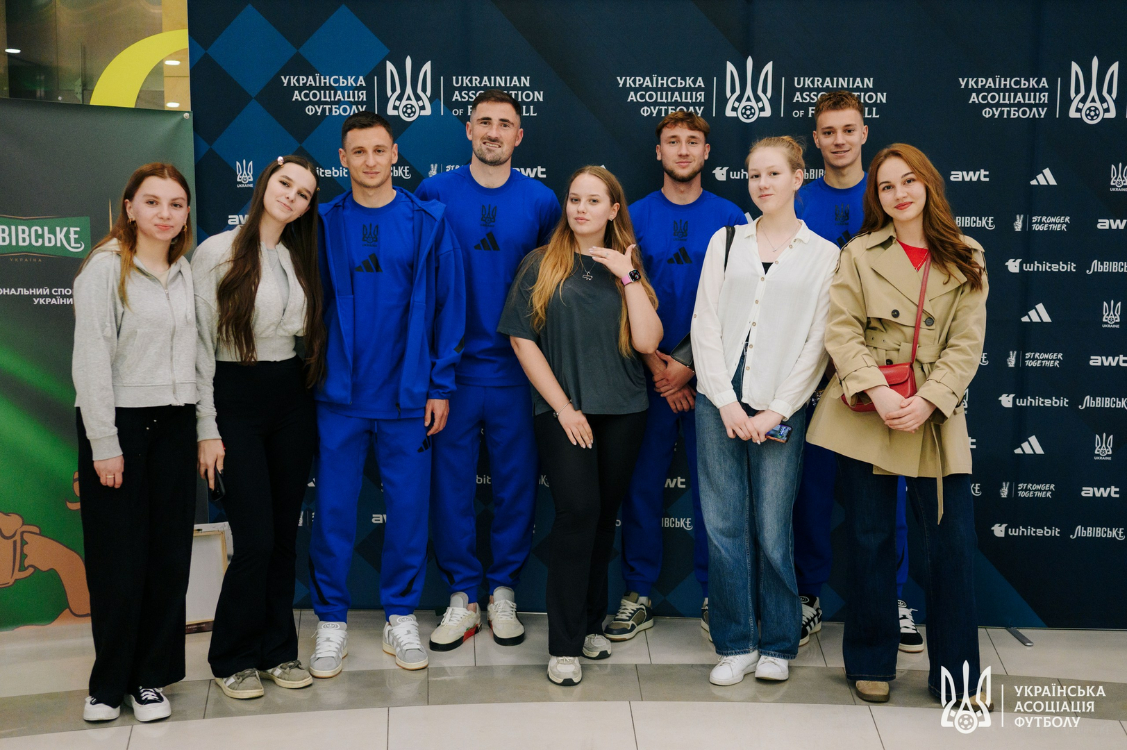 Фото зі зустріч уболівальників із гравцями національної збірної України image-44