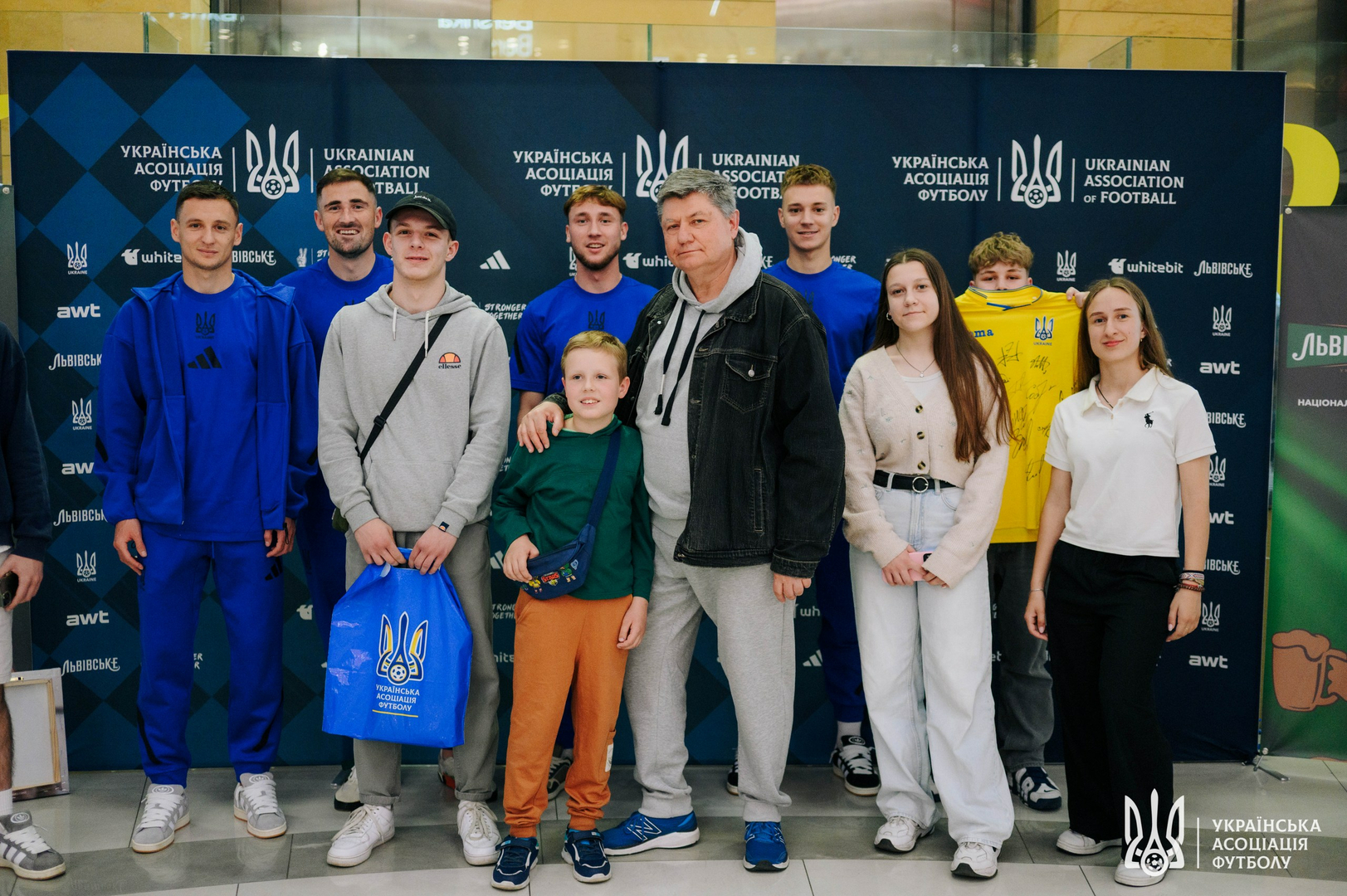 Фото зі зустріч уболівальників із гравцями національної збірної України image-45