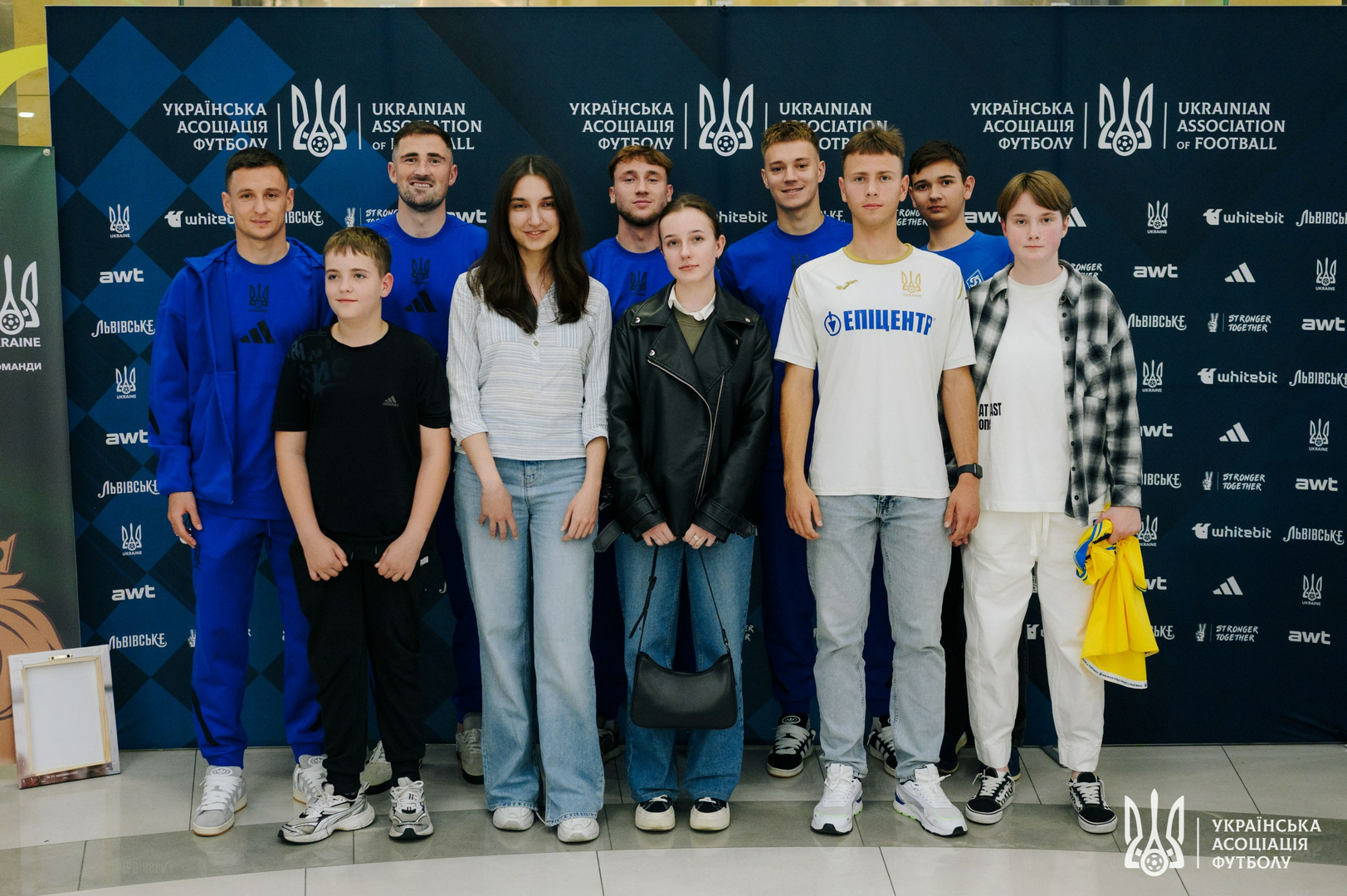 Фото зі зустріч уболівальників із гравцями національної збірної України image-47