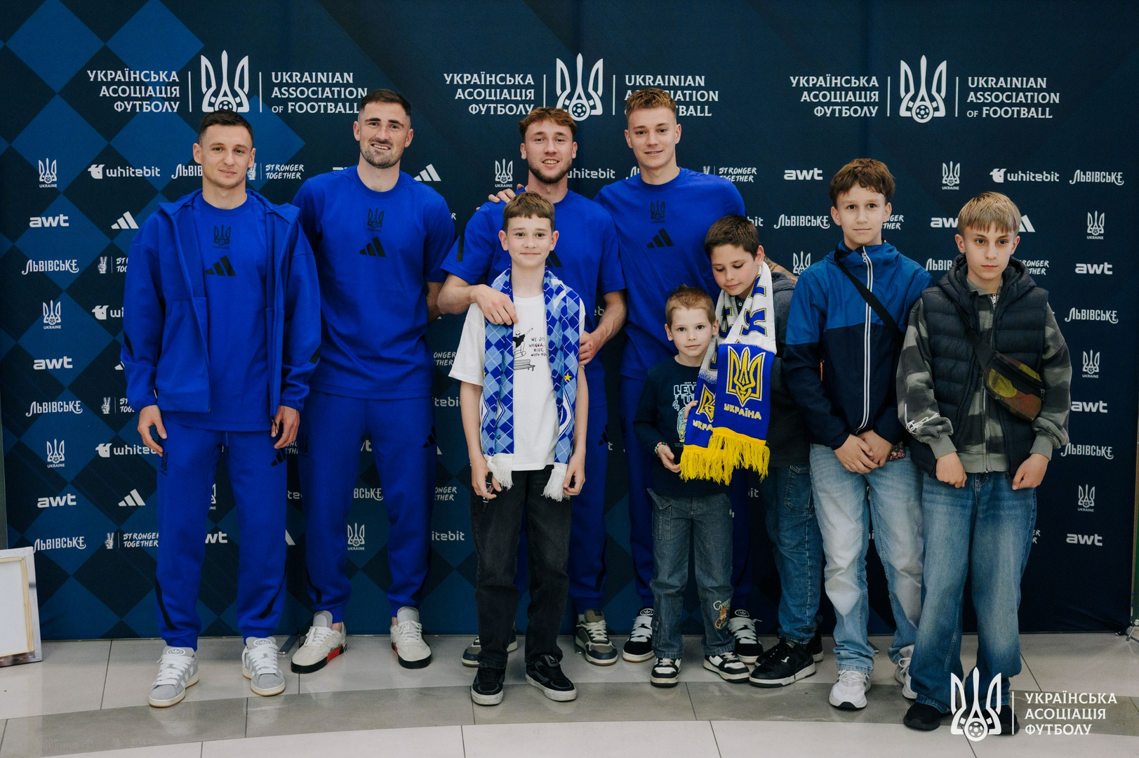 Фото зі зустріч уболівальників із гравцями національної збірної України image-48