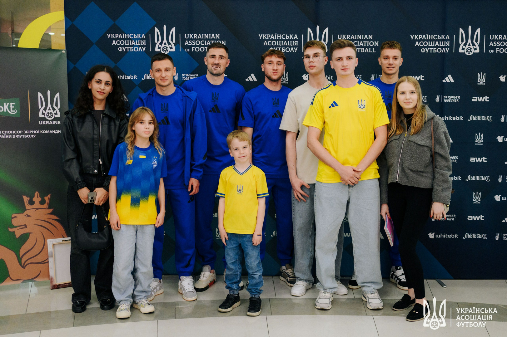 Фото зі зустріч уболівальників із гравцями національної збірної України image-51