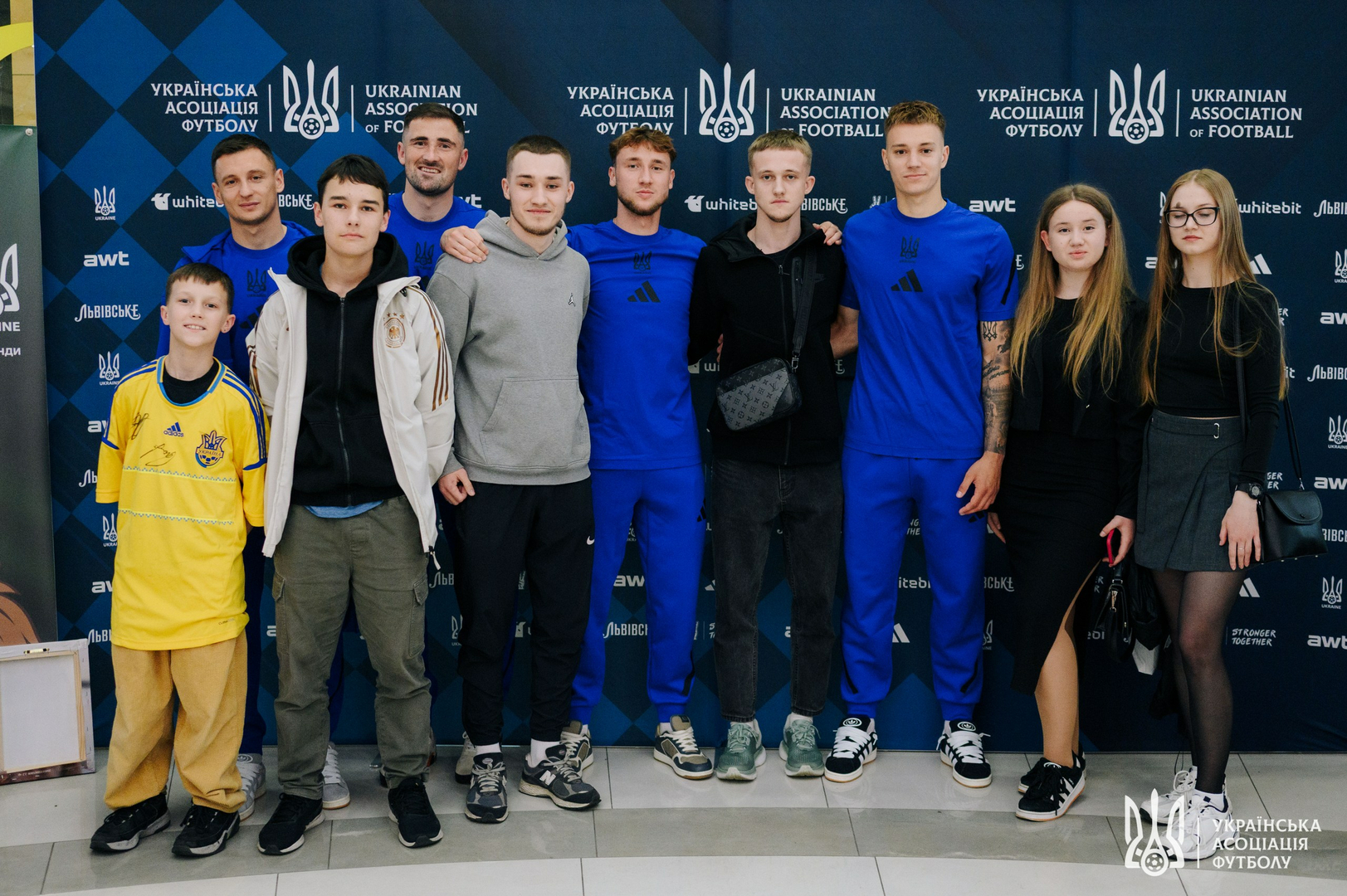 Фото зі зустріч уболівальників із гравцями національної збірної України image-50