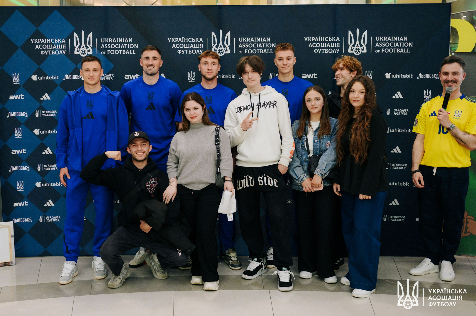 Фото зі зустріч уболівальників із гравцями національної збірної України image-52