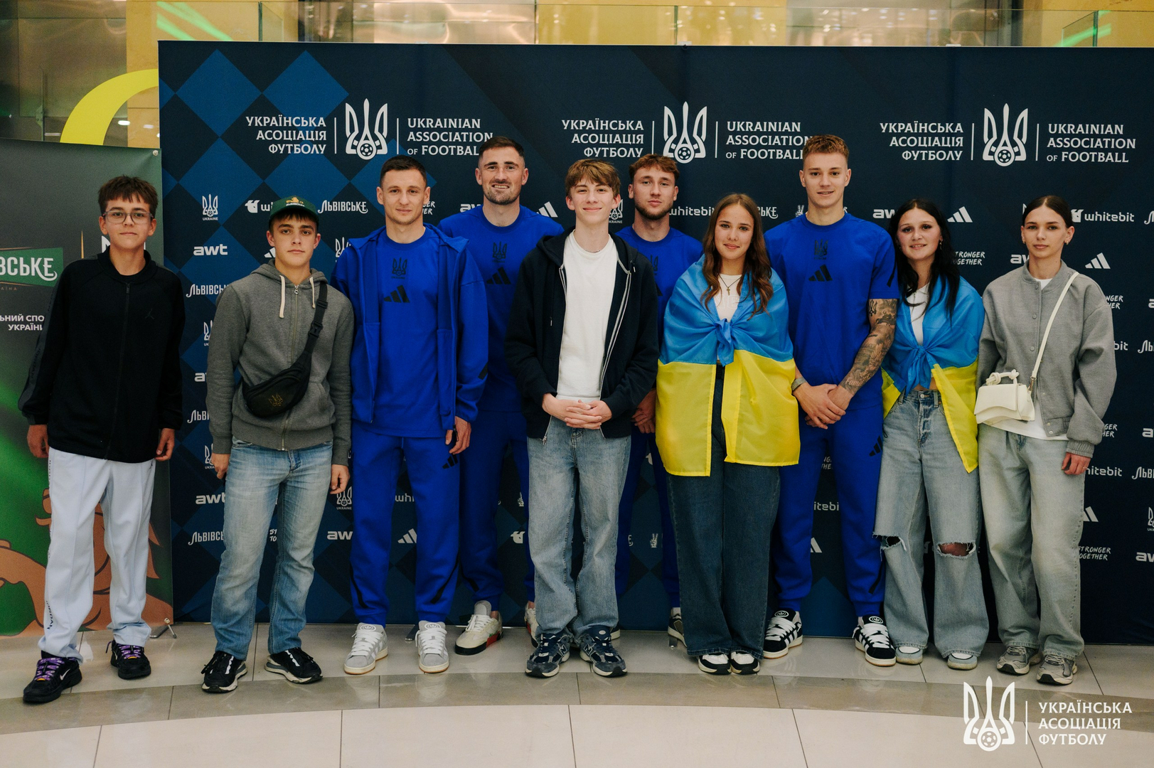 Фото зі зустріч уболівальників із гравцями національної збірної України image-53