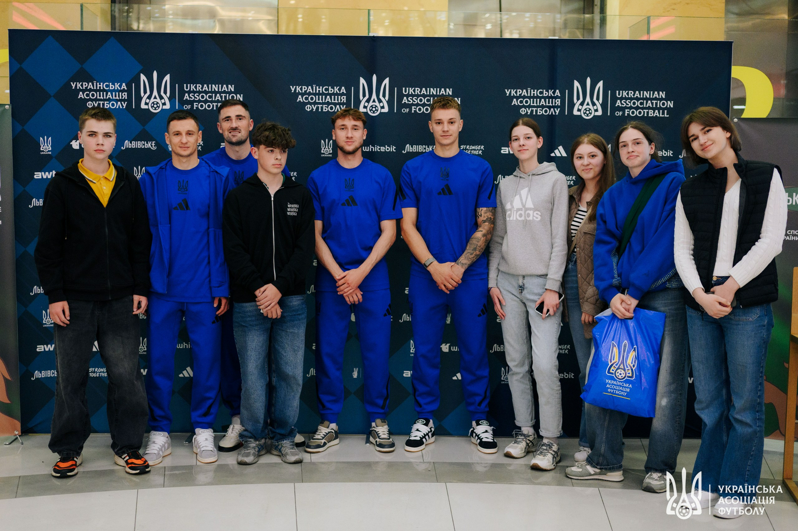 Фото зі зустріч уболівальників із гравцями національної збірної України image-54