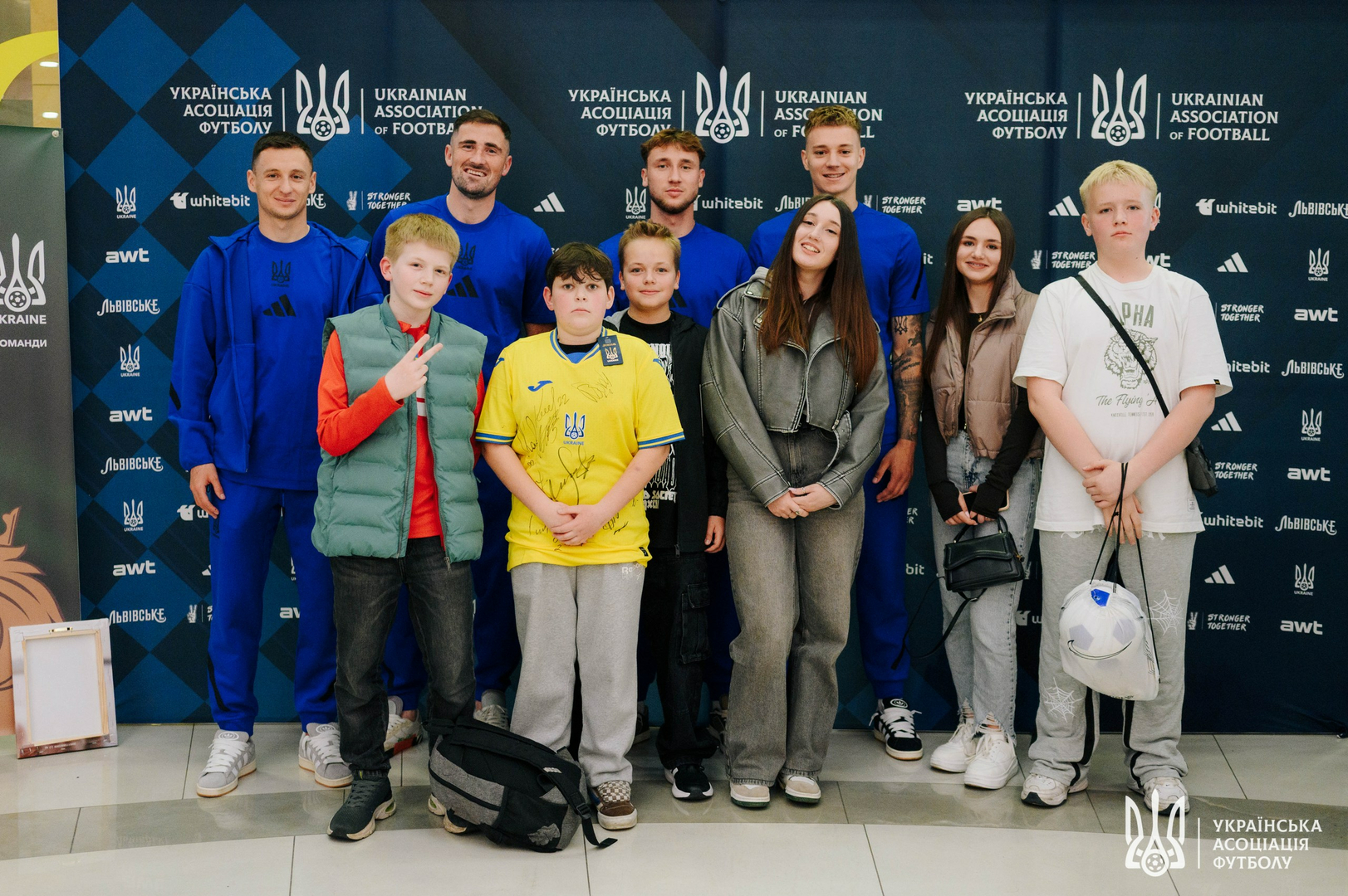 Фото зі зустріч уболівальників із гравцями національної збірної України image-55