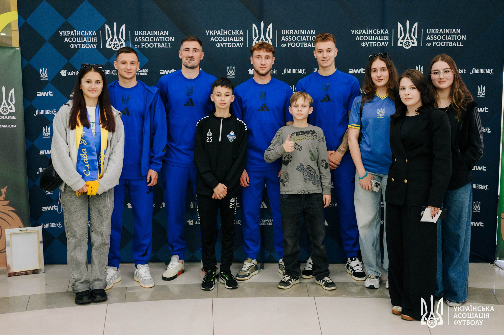 Фото зі зустріч уболівальників із гравцями національної збірної України image-57