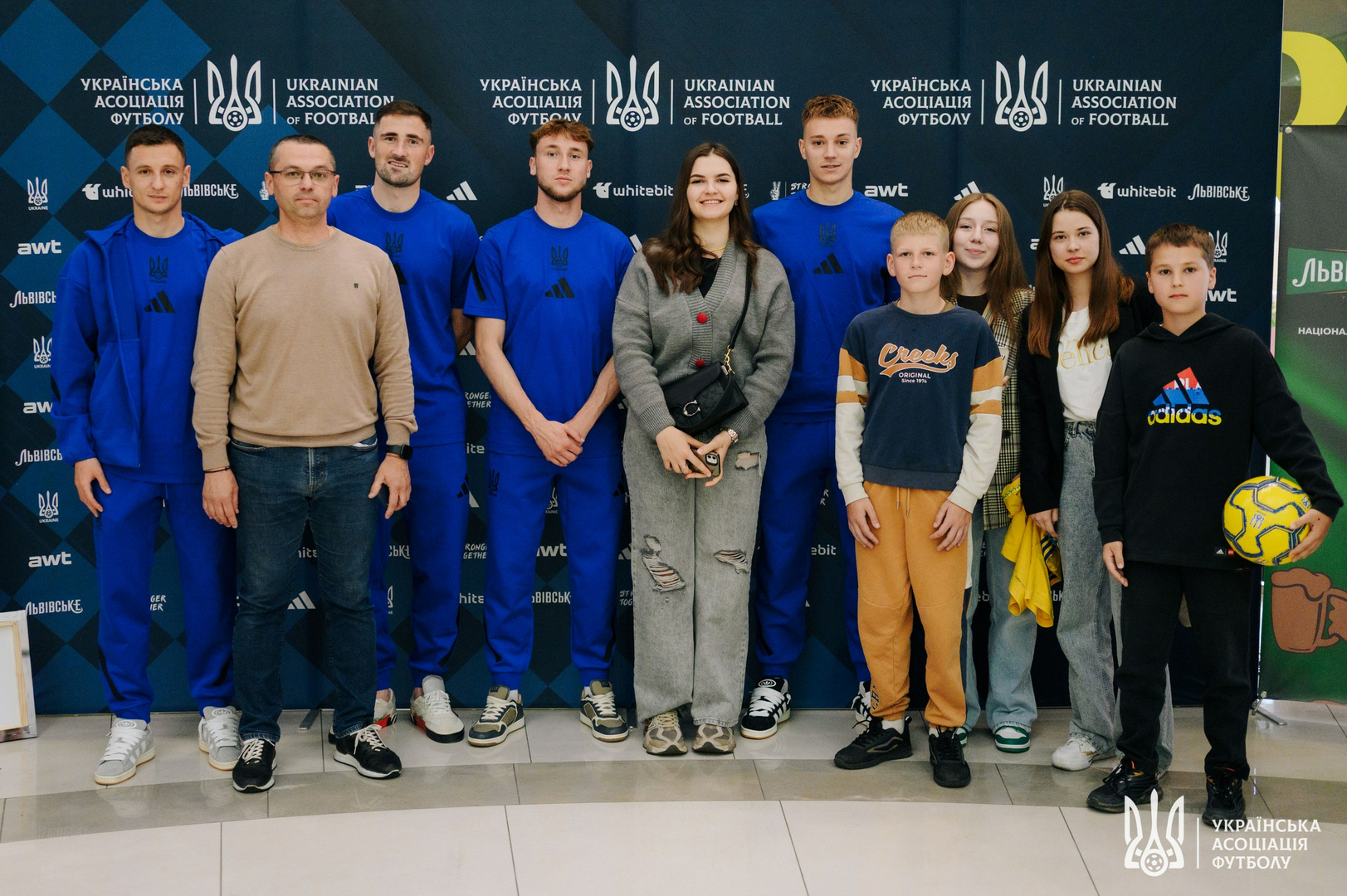 Фото зі зустріч уболівальників із гравцями національної збірної України image-56