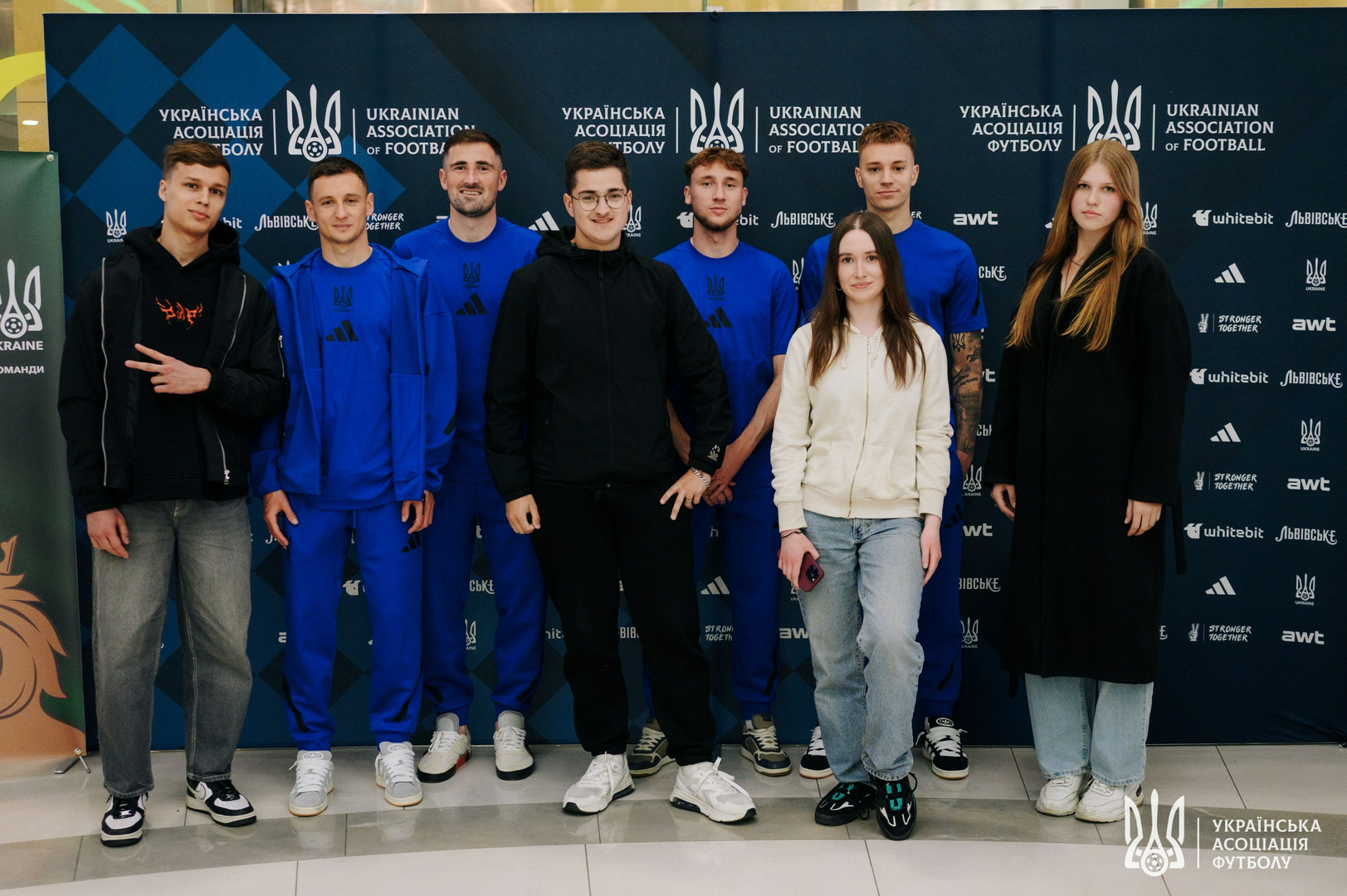 Фото зі зустріч уболівальників із гравцями національної збірної України image-58