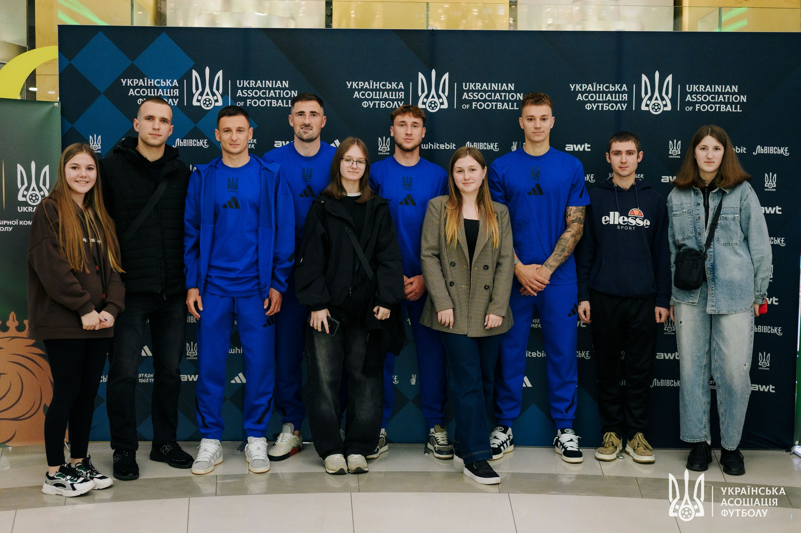 Фото зі зустріч уболівальників із гравцями національної збірної України image-60