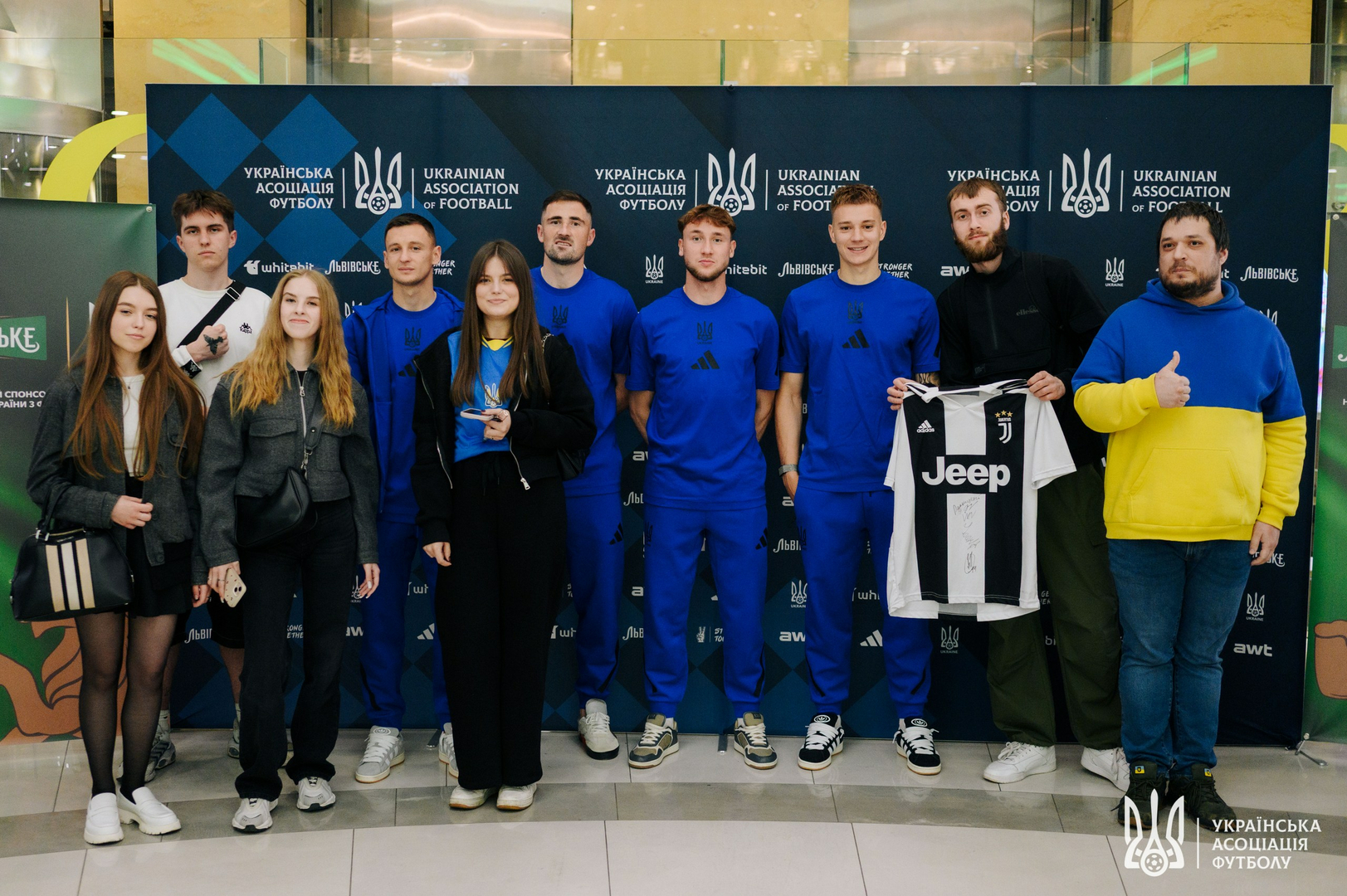 Фото зі зустріч уболівальників із гравцями національної збірної України image-65