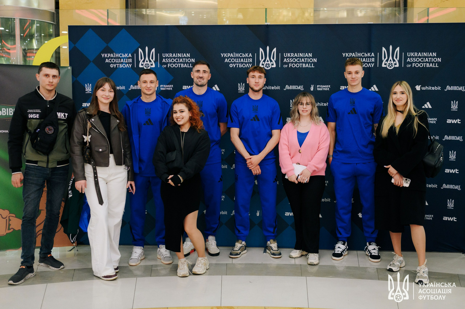 Фото зі зустріч уболівальників із гравцями національної збірної України image-64