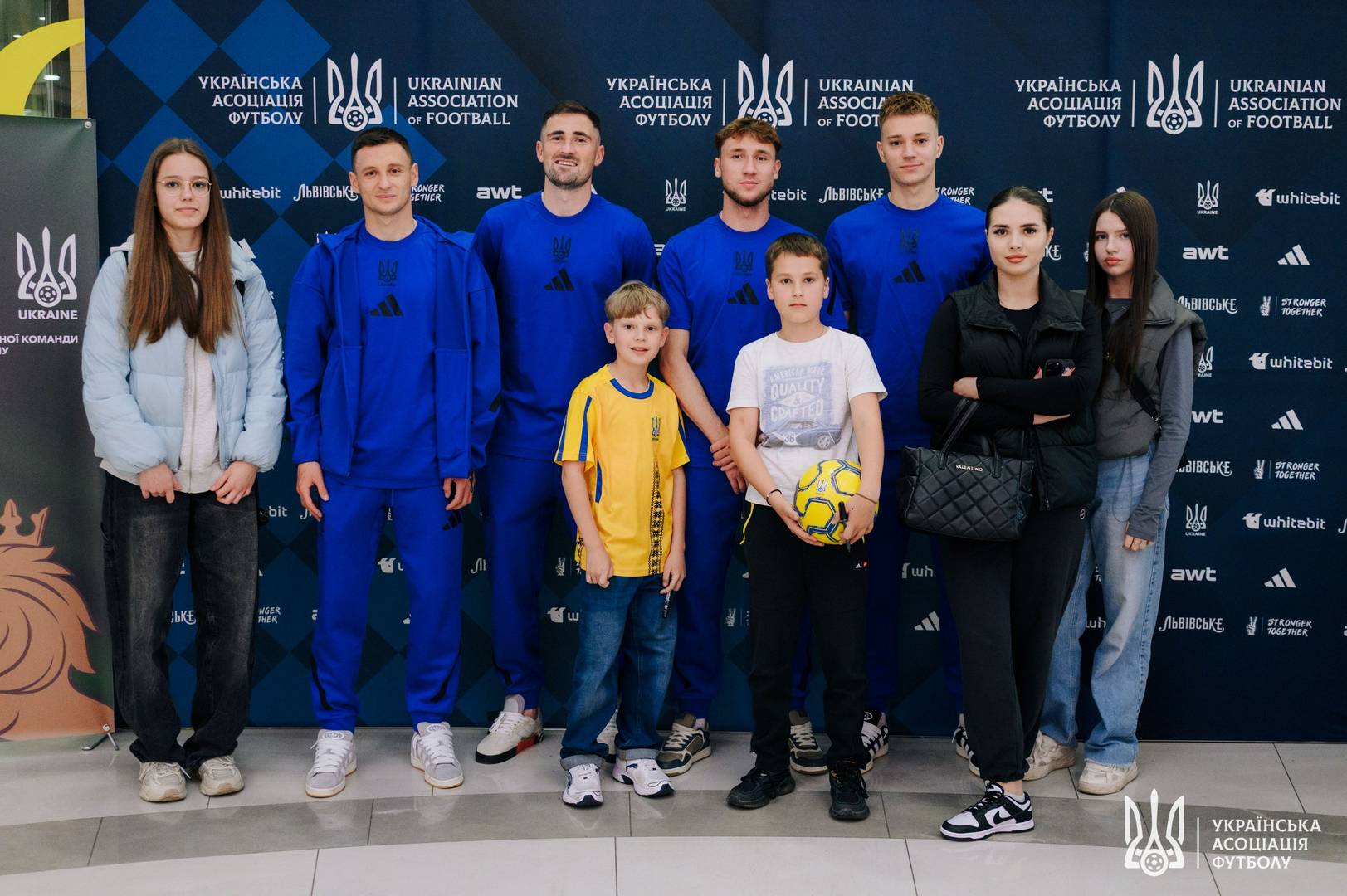 Фото зі зустріч уболівальників із гравцями національної збірної України image-66