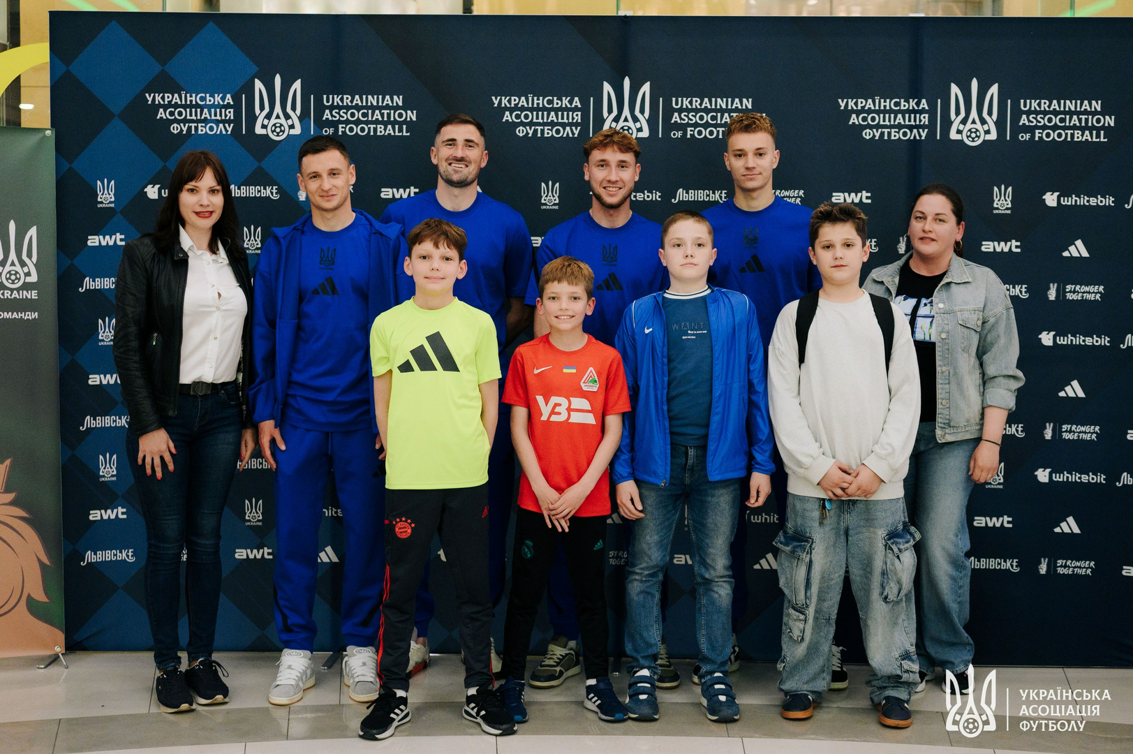 Фото зі зустріч уболівальників із гравцями національної збірної України image-68