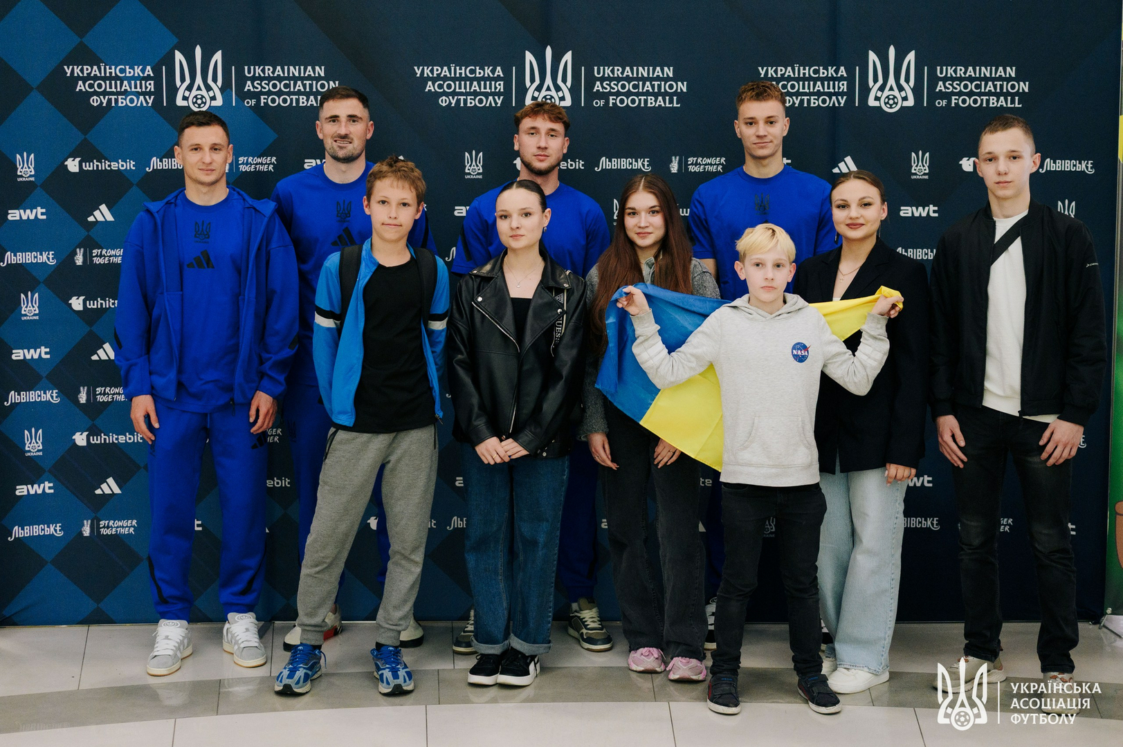 Фото зі зустріч уболівальників із гравцями національної збірної України image-70