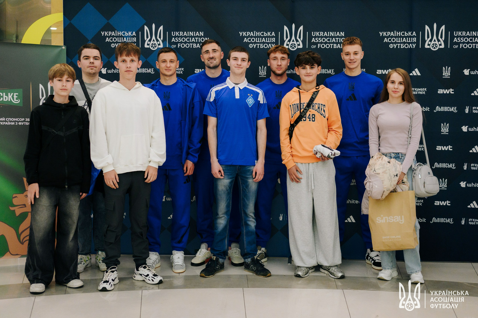 Фото зі зустріч уболівальників із гравцями національної збірної України image-72