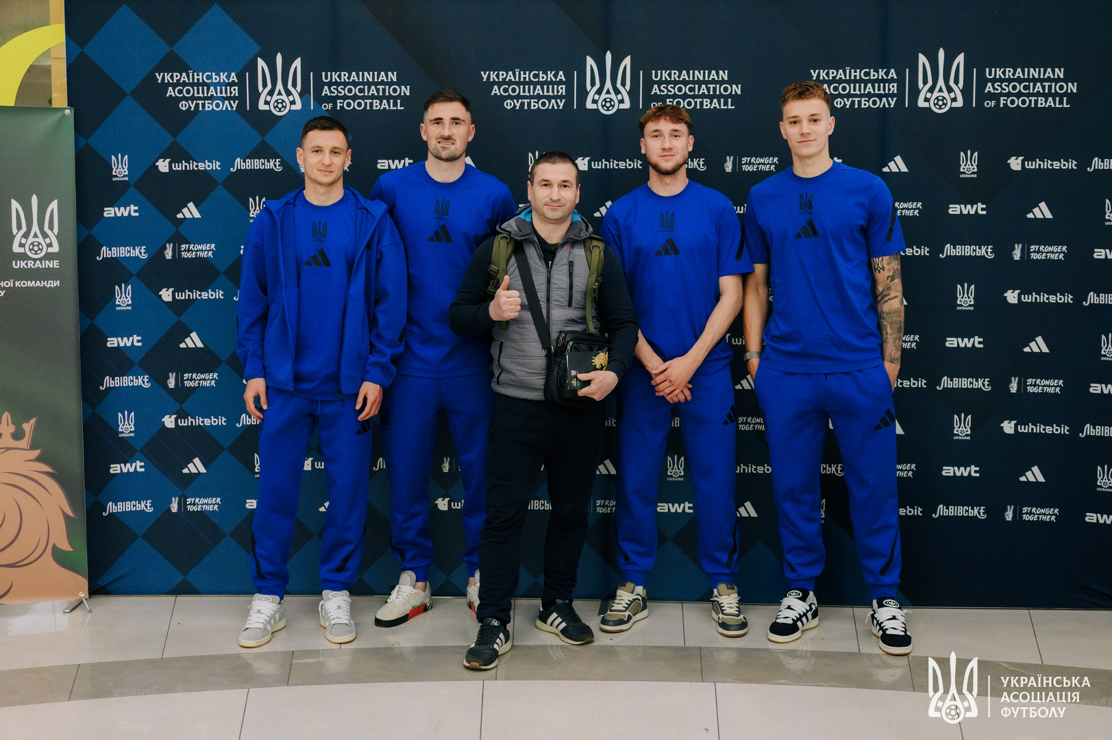 Фото зі зустріч уболівальників із гравцями національної збірної України image-73