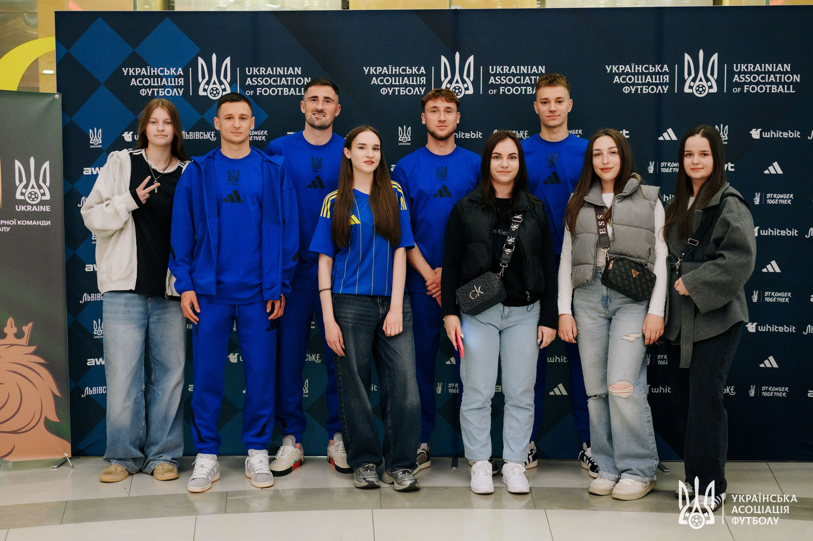 Фото зі зустріч уболівальників із гравцями національної збірної України image-77