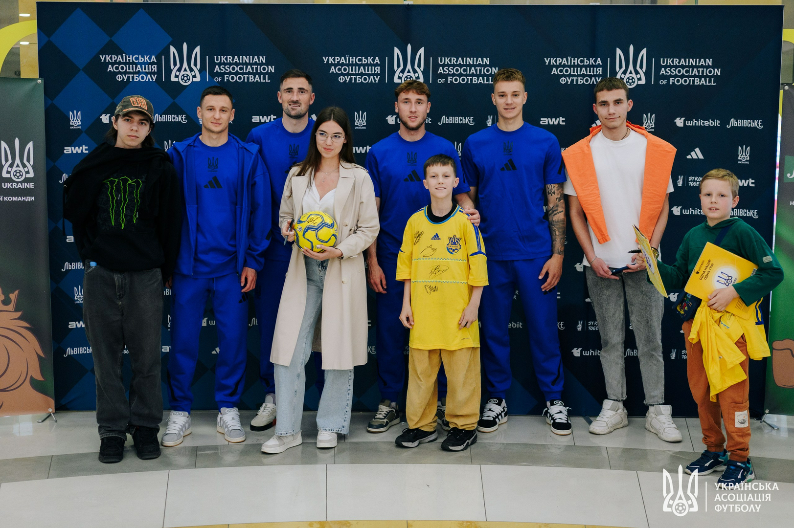 Фото зі зустріч уболівальників із гравцями національної збірної України image-80