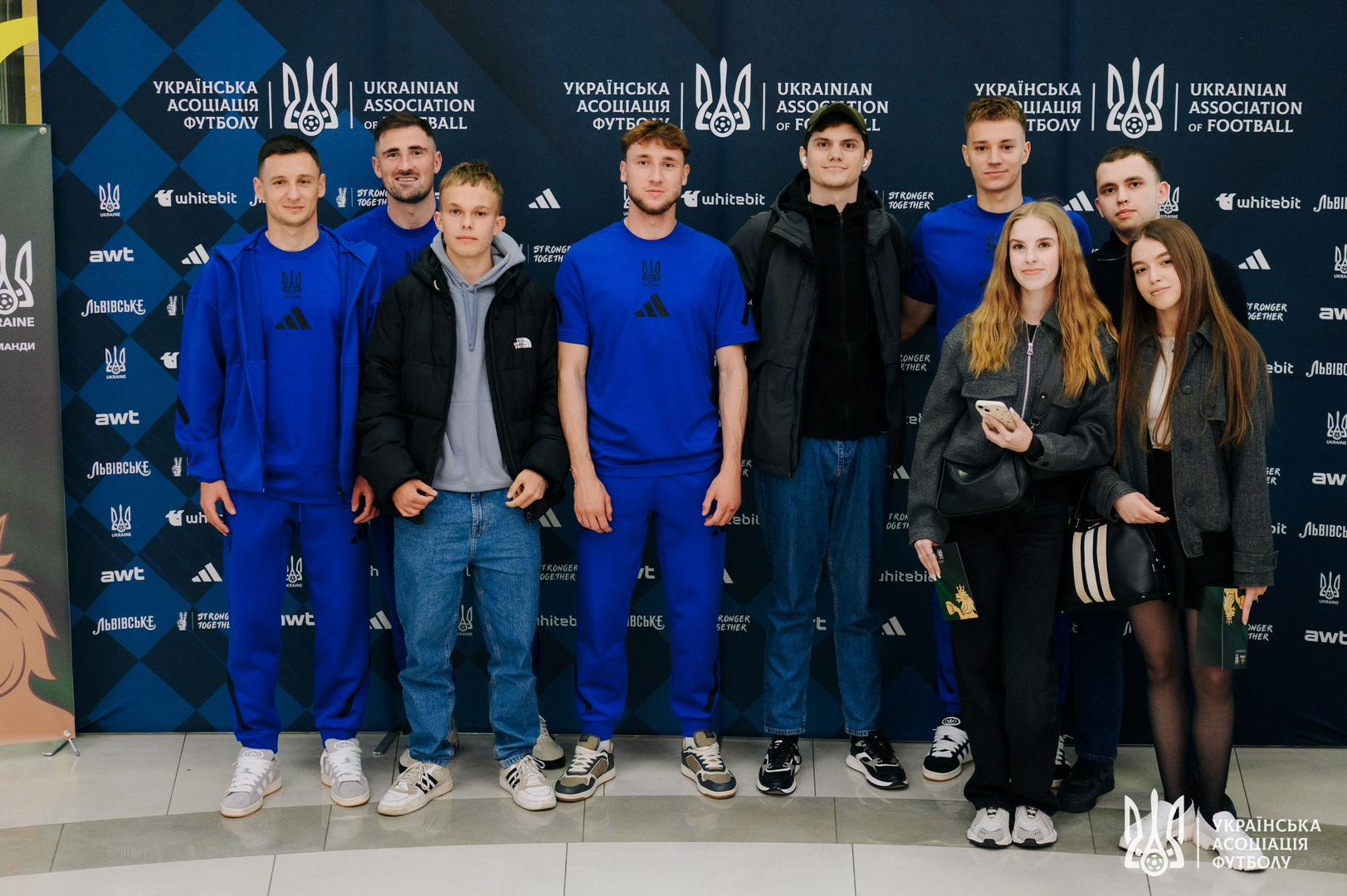 Фото зі зустріч уболівальників із гравцями національної збірної України image-83