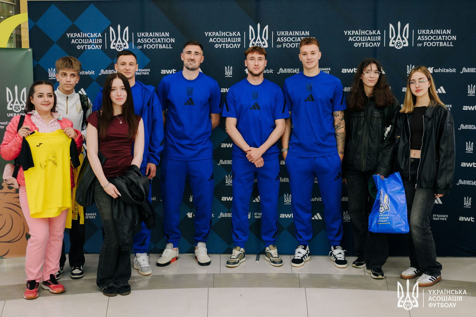 Фото зі зустріч уболівальників із гравцями національної збірної України image-84