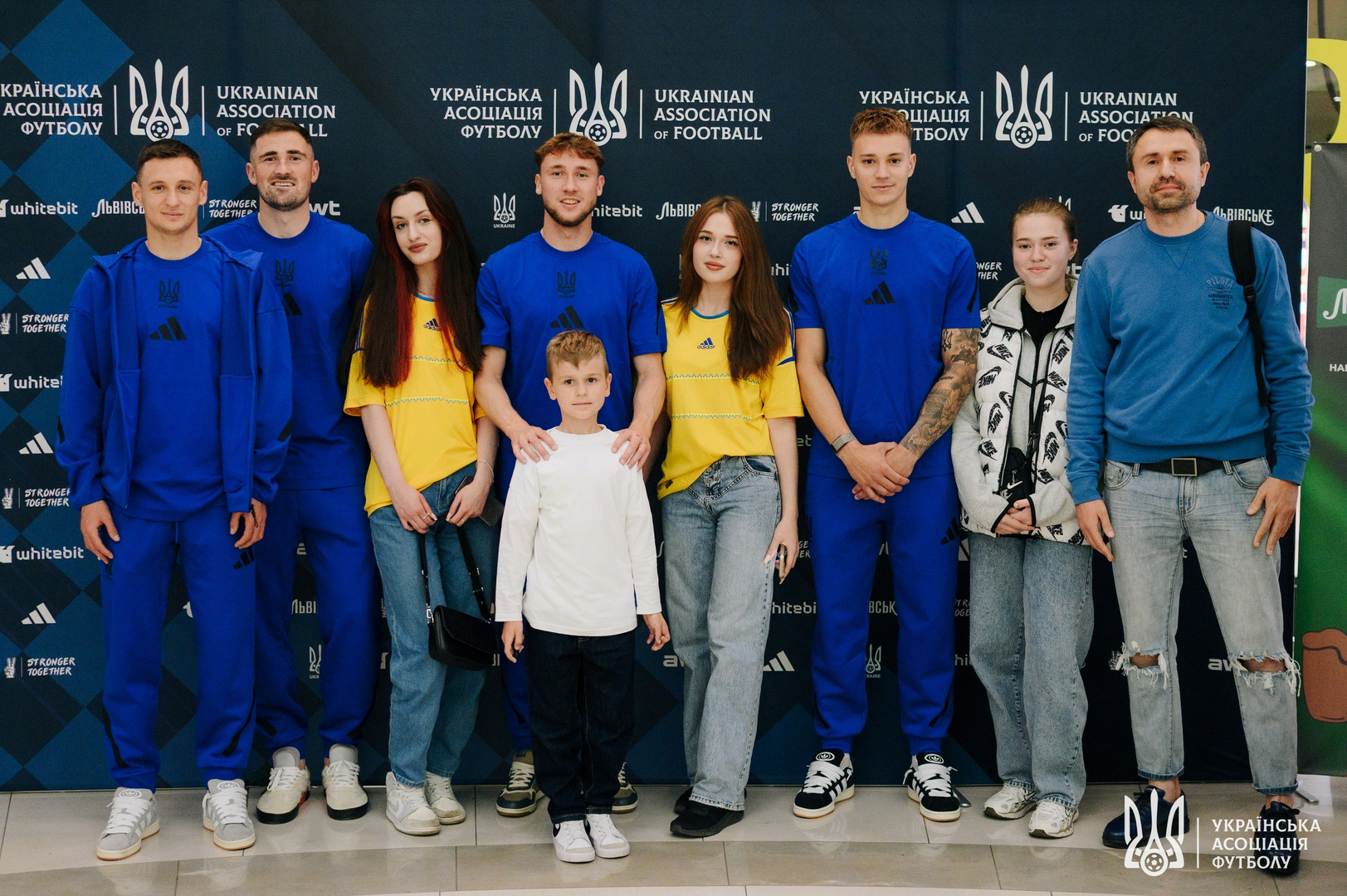 Фото зі зустріч уболівальників із гравцями національної збірної України image-85