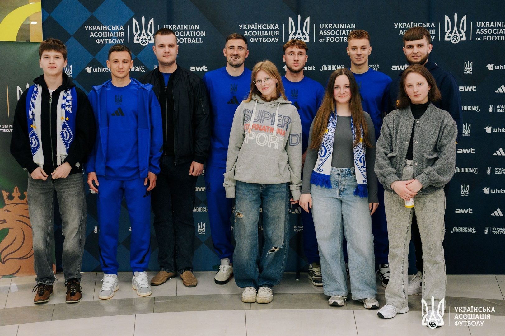 Фото зі зустріч уболівальників із гравцями національної збірної України image-87
