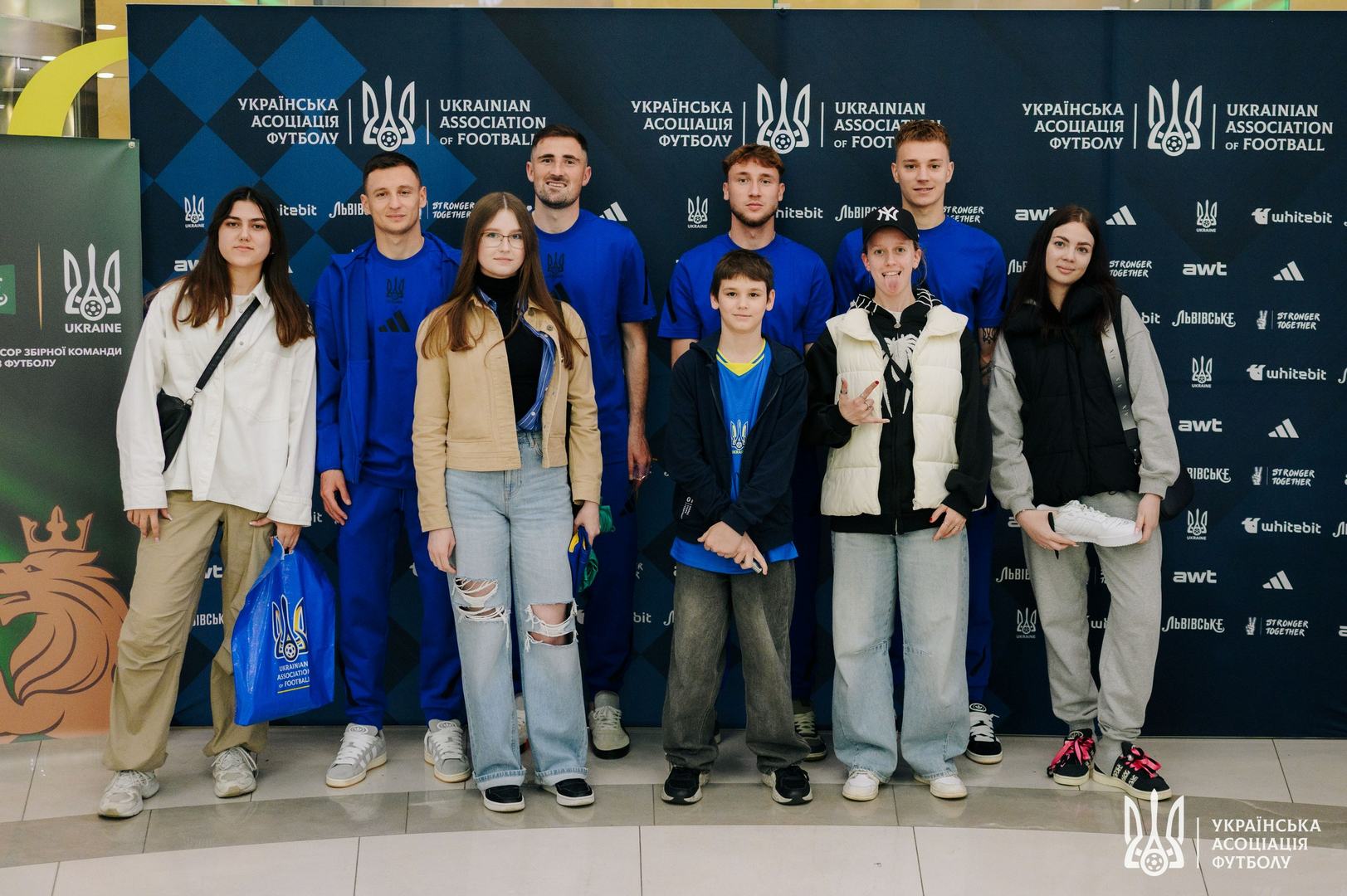 Фото зі зустріч уболівальників із гравцями національної збірної України image-88