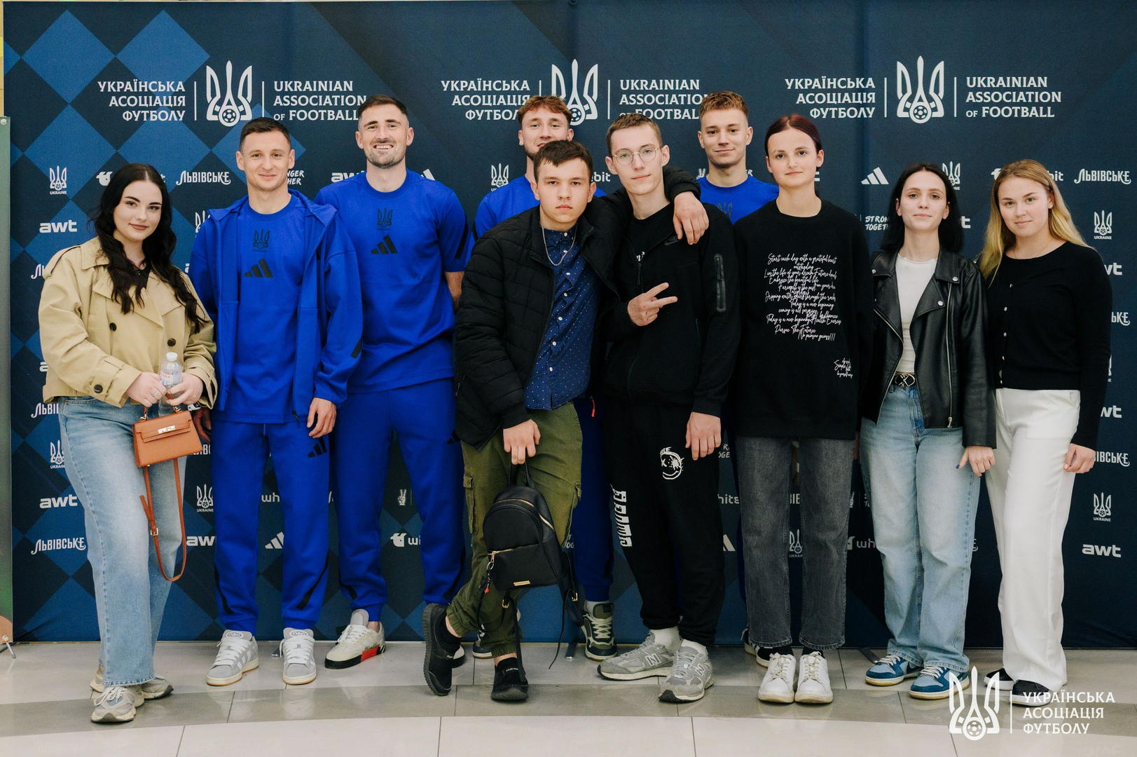 Фото зі зустріч уболівальників із гравцями національної збірної України image-90